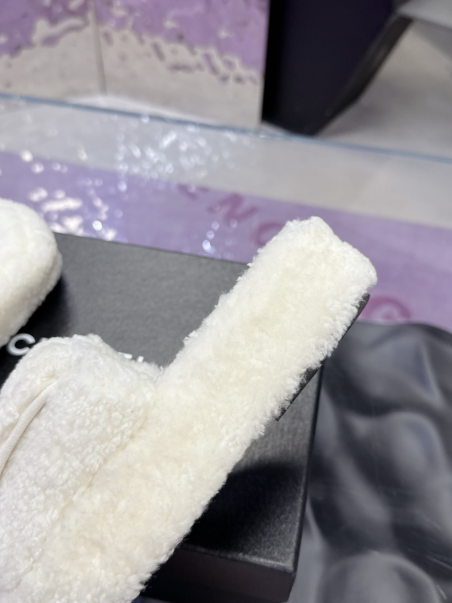 
工厂价：240
CHANE*25s小香奈儿秋冬锁扣爆品蝴妥妥的自留款！！比经典款Slingback舒服太多啦！每个颜色上脚都很显白 首选金粉 粉嫩粉嫩的显白利器!好嗲啊!又是火爆的小香毛拖
材质：原版进口羊毛😑
内里：原版材质💖
大底：原版鞋底💖（增高 厚底）
码数:35-39（40-41定制）