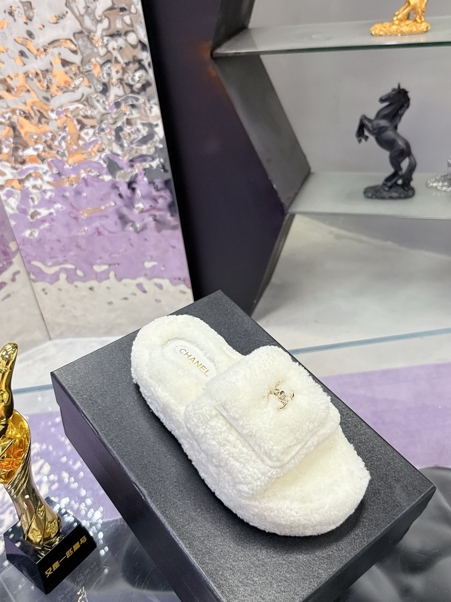 
工厂价：240
CHANE*25s小香奈儿秋冬锁扣爆品蝴妥妥的自留款！！比经典款Slingback舒服太多啦！每个颜色上脚都很显白 首选金粉 粉嫩粉嫩的显白利器!好嗲啊!又是火爆的小香毛拖
材质：原版进口羊毛😑
内里：原版材质💖
大底：原版鞋底💖（增高 厚底）
码数:35-39（40-41定制）