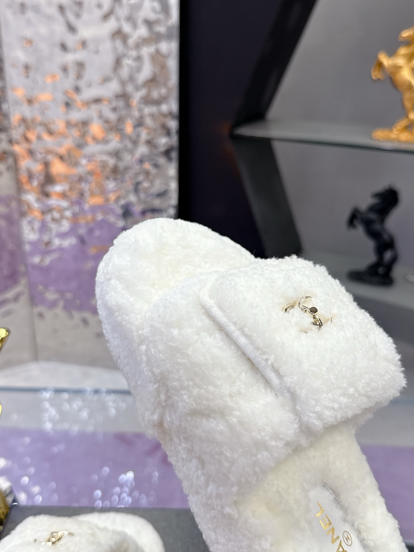 
工厂价：240
CHANE*25s小香奈儿秋冬锁扣爆品蝴妥妥的自留款！！比经典款Slingback舒服太多啦！每个颜色上脚都很显白 首选金粉 粉嫩粉嫩的显白利器!好嗲啊!又是火爆的小香毛拖
材质：原版进口羊毛😑
内里：原版材质💖
大底：原版鞋底💖（增高 厚底）
码数:35-39（40-41定制）