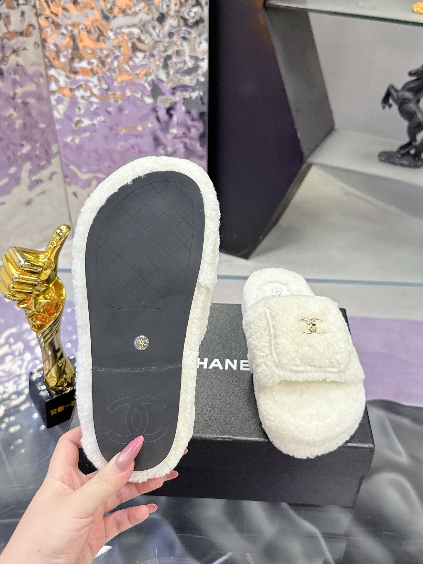 
工厂价：240
CHANE*25s小香奈儿秋冬锁扣爆品蝴妥妥的自留款！！比经典款Slingback舒服太多啦！每个颜色上脚都很显白 首选金粉 粉嫩粉嫩的显白利器!好嗲啊!又是火爆的小香毛拖
材质：原版进口羊毛😑
内里：原版材质💖
大底：原版鞋底💖（增高 厚底）
码数:35-39（40-41定制）