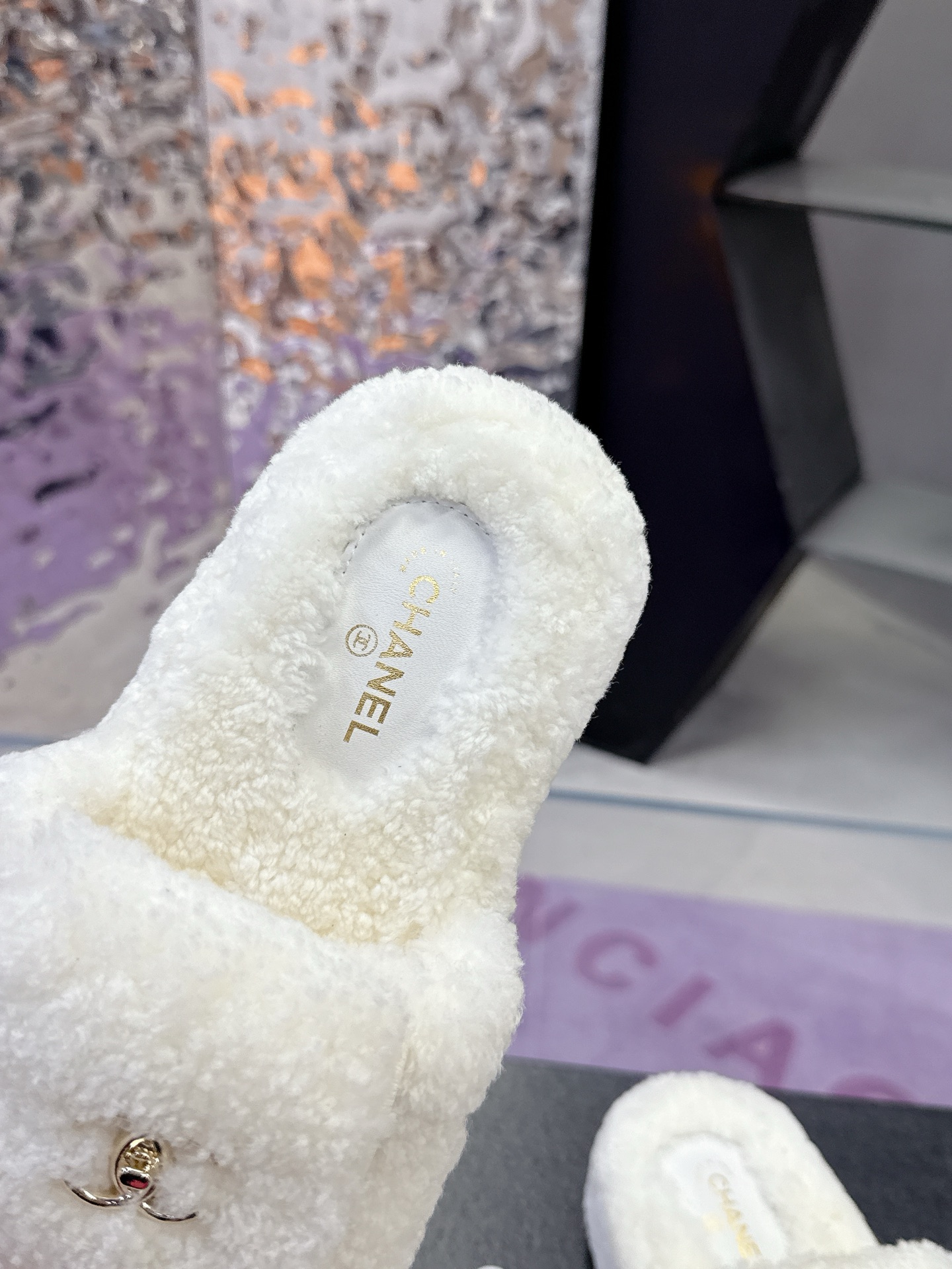 
工厂价：240
CHANE*25s小香奈儿秋冬锁扣爆品蝴妥妥的自留款！！比经典款Slingback舒服太多啦！每个颜色上脚都很显白 首选金粉 粉嫩粉嫩的显白利器!好嗲啊!又是火爆的小香毛拖
材质：原版进口羊毛😑
内里：原版材质💖
大底：原版鞋底💖（增高 厚底）
码数:35-39（40-41定制）