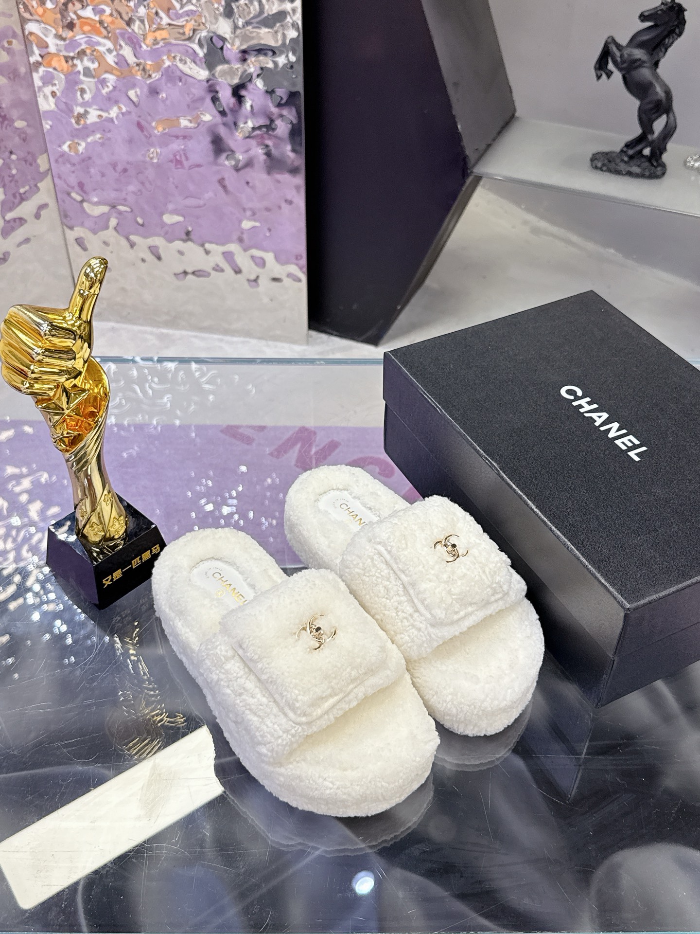 
工厂价：240
CHANE*25s小香奈儿秋冬锁扣爆品蝴妥妥的自留款！！比经典款Slingback舒服太多啦！每个颜色上脚都很显白 首选金粉 粉嫩粉嫩的显白利器!好嗲啊!又是火爆的小香毛拖
材质：原版进口羊毛😑
内里：原版材质💖
大底：原版鞋底💖（增高 厚底）
码数:35-39（40-41定制）