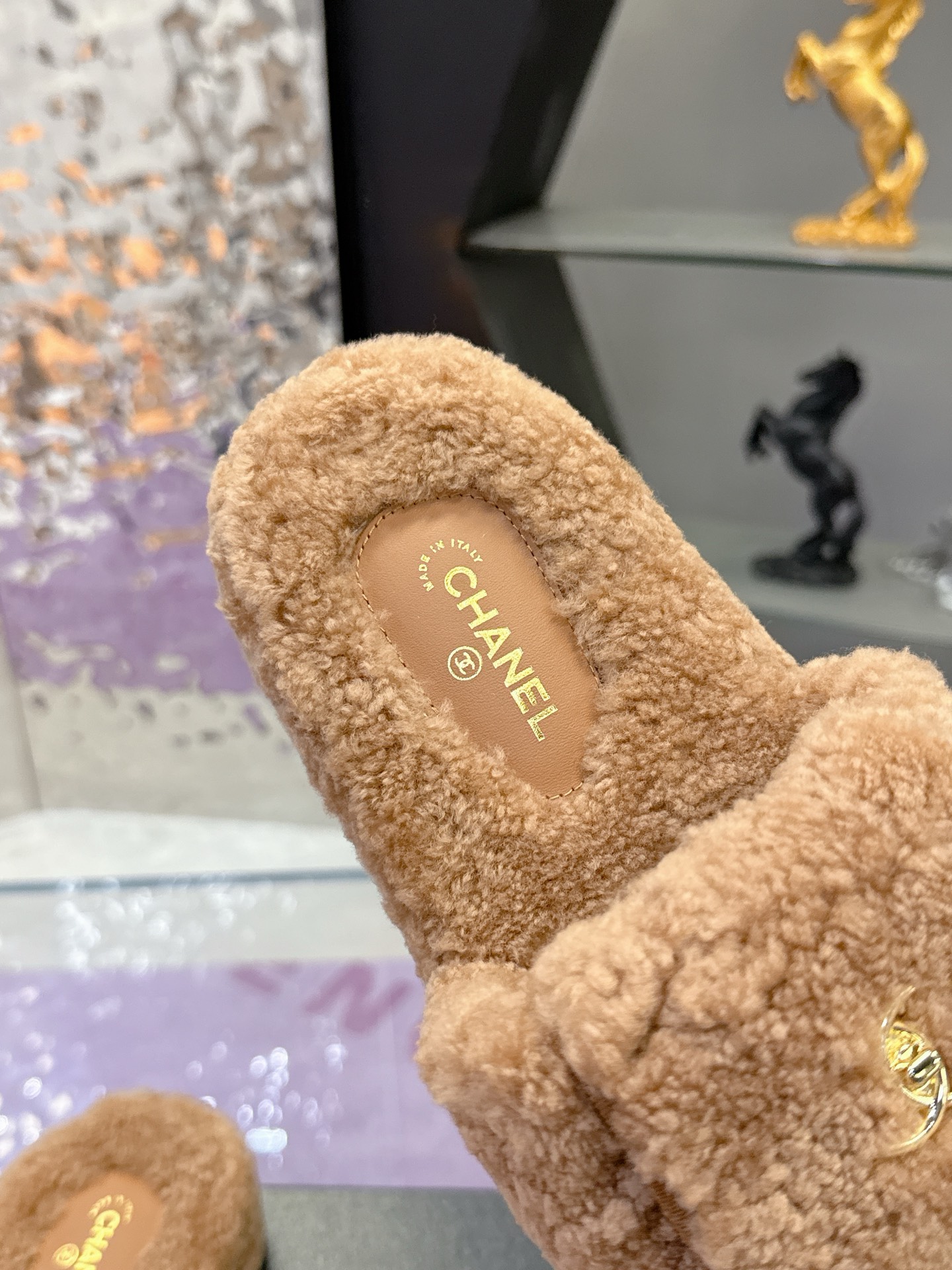 
工厂价：240
CHANE*25s小香奈儿秋冬锁扣爆品蝴妥妥的自留款！！比经典款Slingback舒服太多啦！每个颜色上脚都很显白 首选金粉 粉嫩粉嫩的显白利器!好嗲啊!又是火爆的小香毛拖
材质：原版进口羊毛😑
内里：原版材质💖
大底：原版鞋底💖（增高 厚底）
码数:35-39（40-41定制）