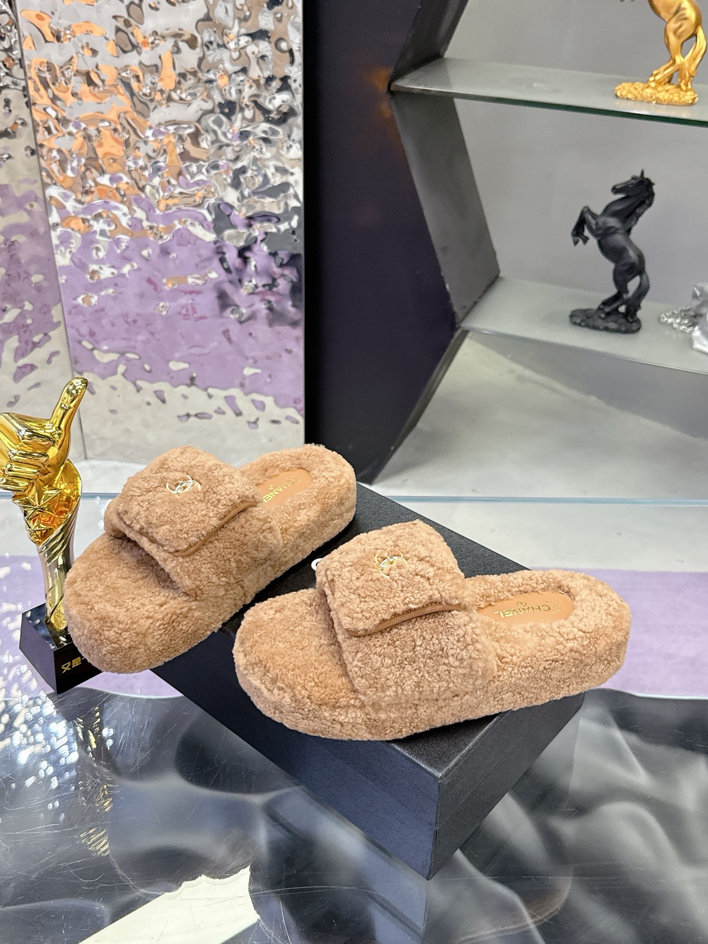 
工厂价：240
CHANE*25s小香奈儿秋冬锁扣爆品蝴妥妥的自留款！！比经典款Slingback舒服太多啦！每个颜色上脚都很显白 首选金粉 粉嫩粉嫩的显白利器!好嗲啊!又是火爆的小香毛拖
材质：原版进口羊毛😑
内里：原版材质💖
大底：原版鞋底💖（增高 厚底）
码数:35-39（40-41定制）