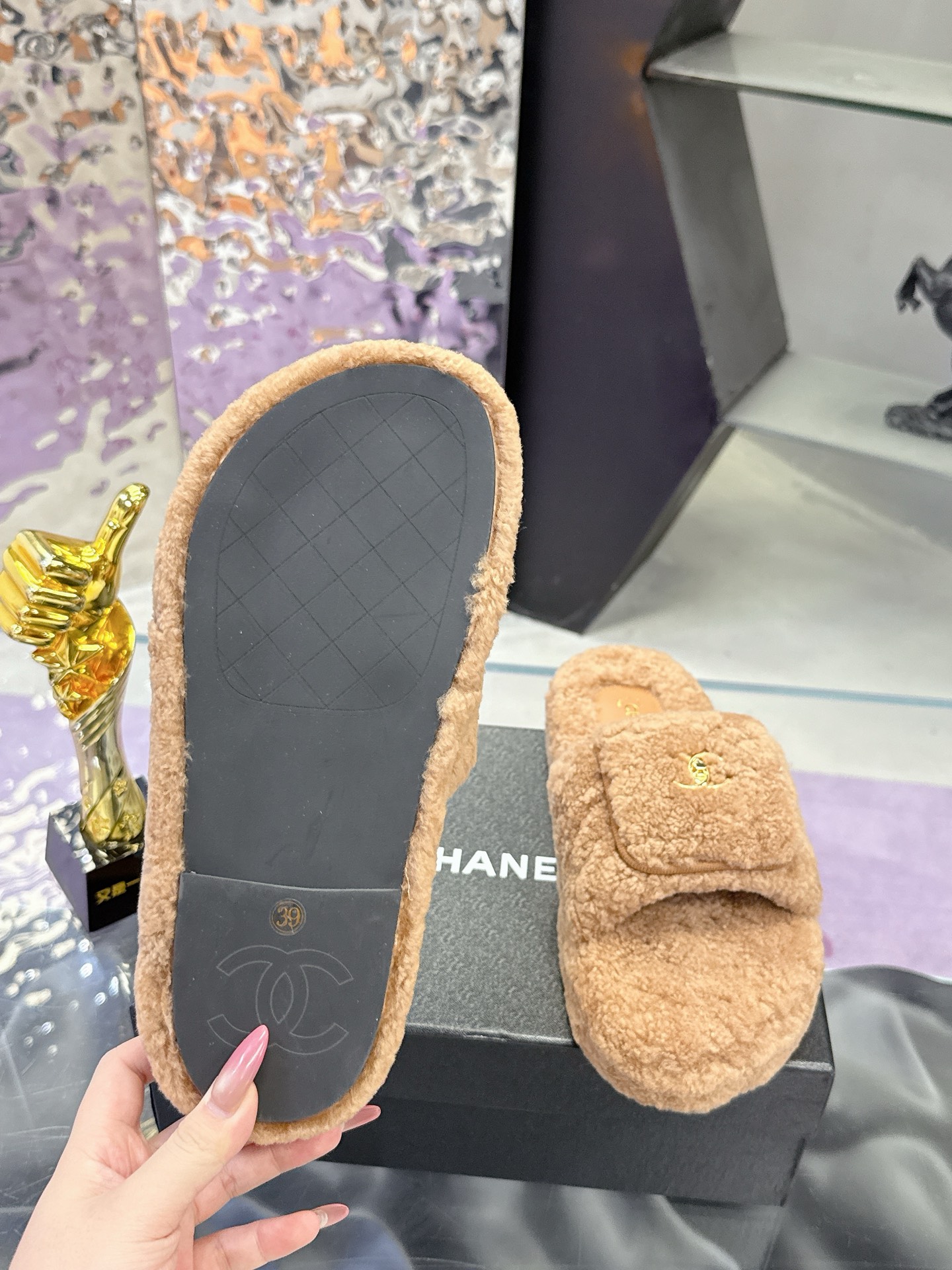 
工厂价：240
CHANE*25s小香奈儿秋冬锁扣爆品蝴妥妥的自留款！！比经典款Slingback舒服太多啦！每个颜色上脚都很显白 首选金粉 粉嫩粉嫩的显白利器!好嗲啊!又是火爆的小香毛拖
材质：原版进口羊毛😑
内里：原版材质💖
大底：原版鞋底💖（增高 厚底）
码数:35-39（40-41定制）