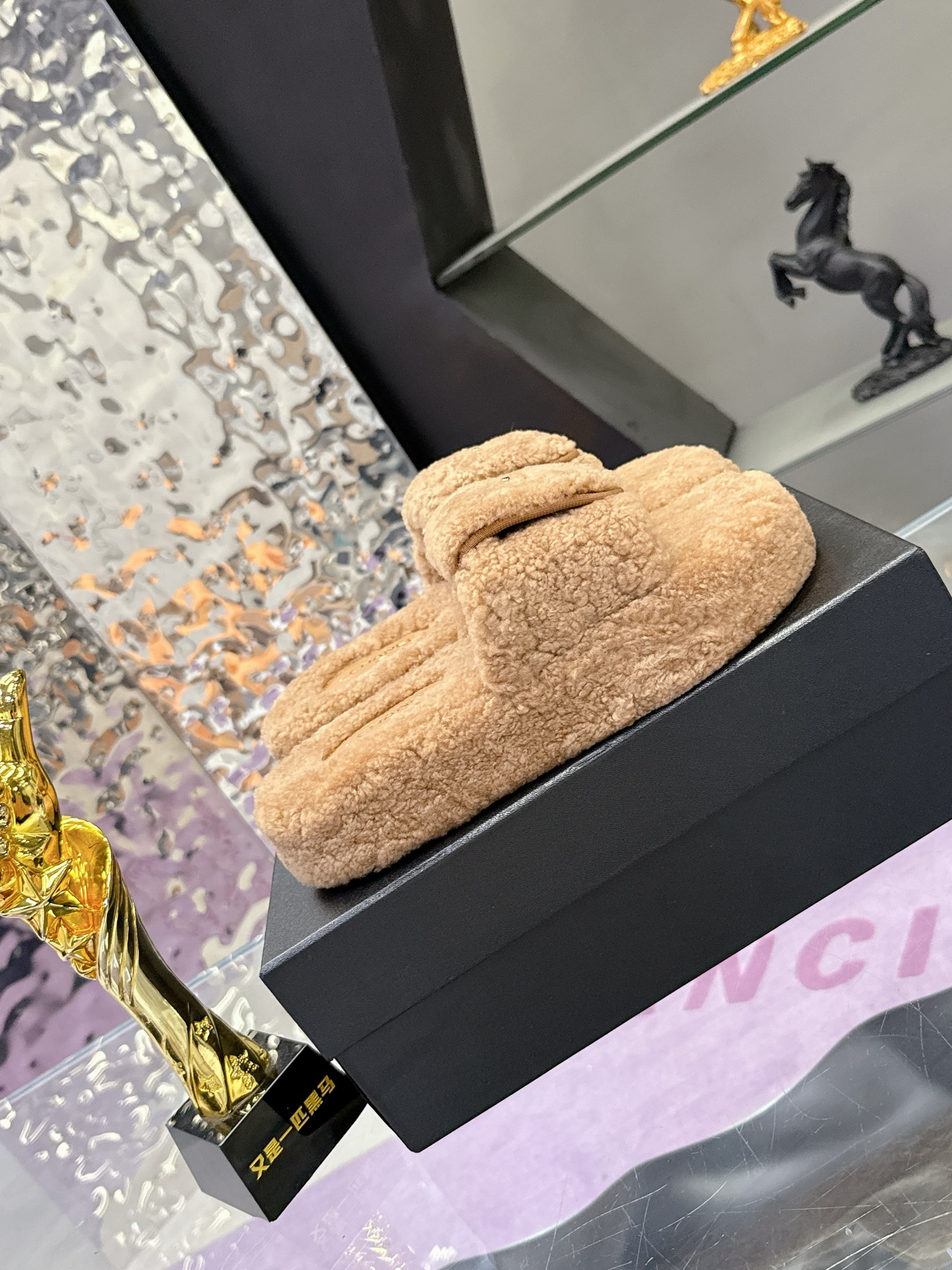 
工厂价：240
CHANE*25s小香奈儿秋冬锁扣爆品蝴妥妥的自留款！！比经典款Slingback舒服太多啦！每个颜色上脚都很显白 首选金粉 粉嫩粉嫩的显白利器!好嗲啊!又是火爆的小香毛拖
材质：原版进口羊毛😑
内里：原版材质💖
大底：原版鞋底💖（增高 厚底）
码数:35-39（40-41定制）