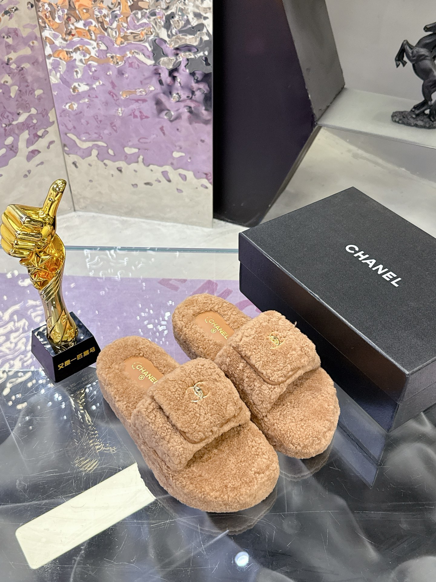 
工厂价：240
CHANE*25s小香奈儿秋冬锁扣爆品蝴妥妥的自留款！！比经典款Slingback舒服太多啦！每个颜色上脚都很显白 首选金粉 粉嫩粉嫩的显白利器!好嗲啊!又是火爆的小香毛拖
材质：原版进口羊毛😑
内里：原版材质💖
大底：原版鞋底💖（增高 厚底）
码数:35-39（40-41定制）