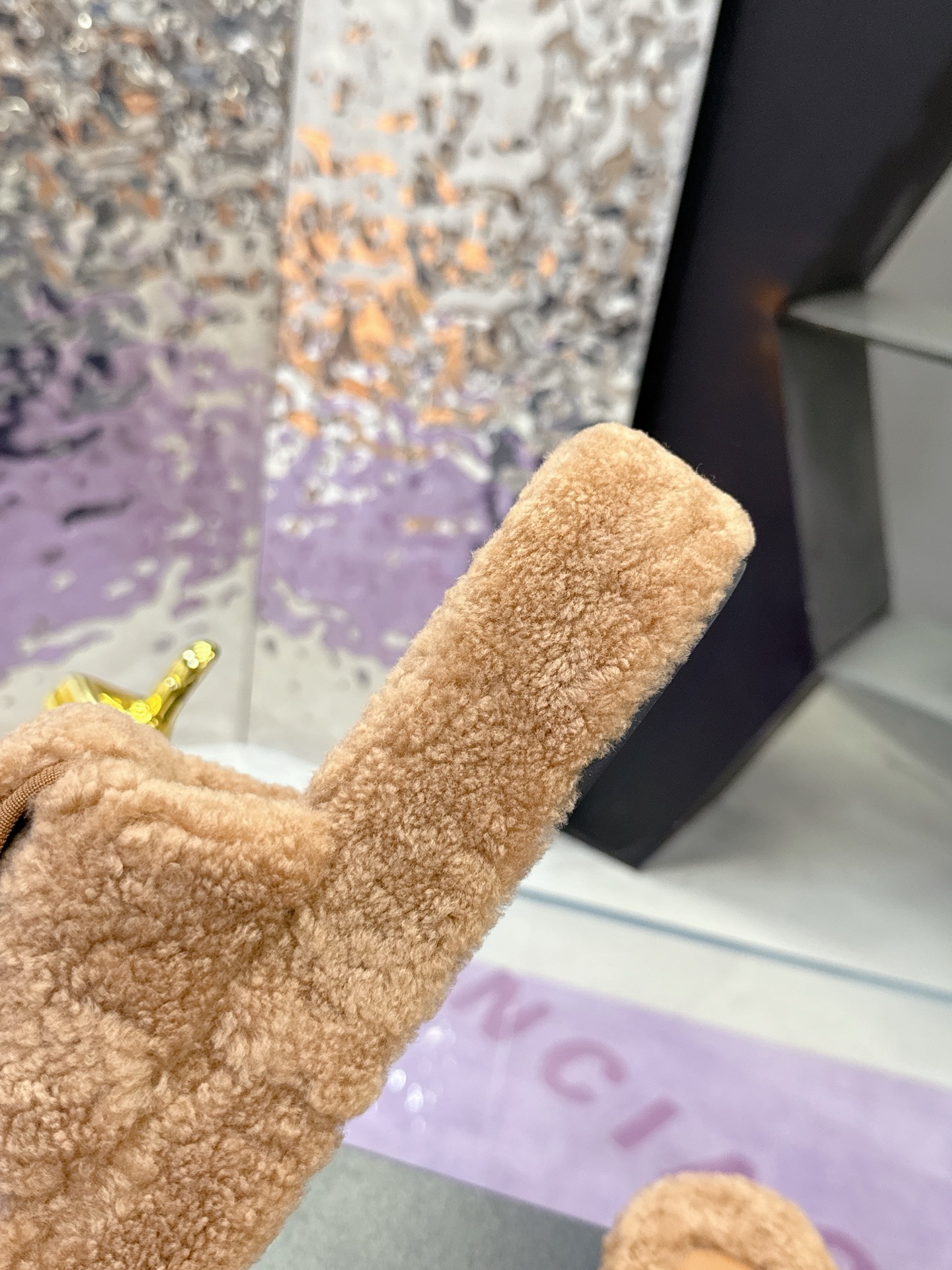 
工厂价：240
CHANE*25s小香奈儿秋冬锁扣爆品蝴妥妥的自留款！！比经典款Slingback舒服太多啦！每个颜色上脚都很显白 首选金粉 粉嫩粉嫩的显白利器!好嗲啊!又是火爆的小香毛拖
材质：原版进口羊毛😑
内里：原版材质💖
大底：原版鞋底💖（增高 厚底）
码数:35-39（40-41定制）