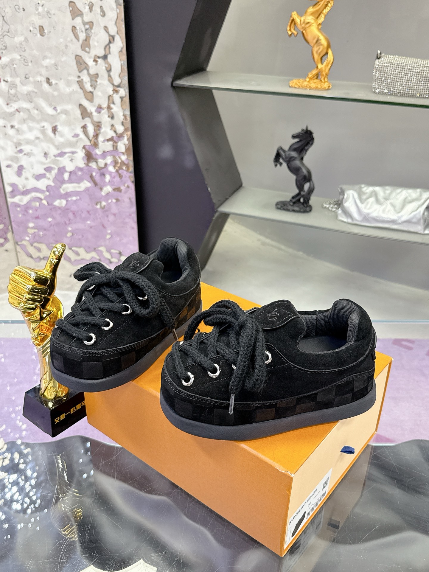 Louis Vuitton YETI コラボ スニーカー カップル向け