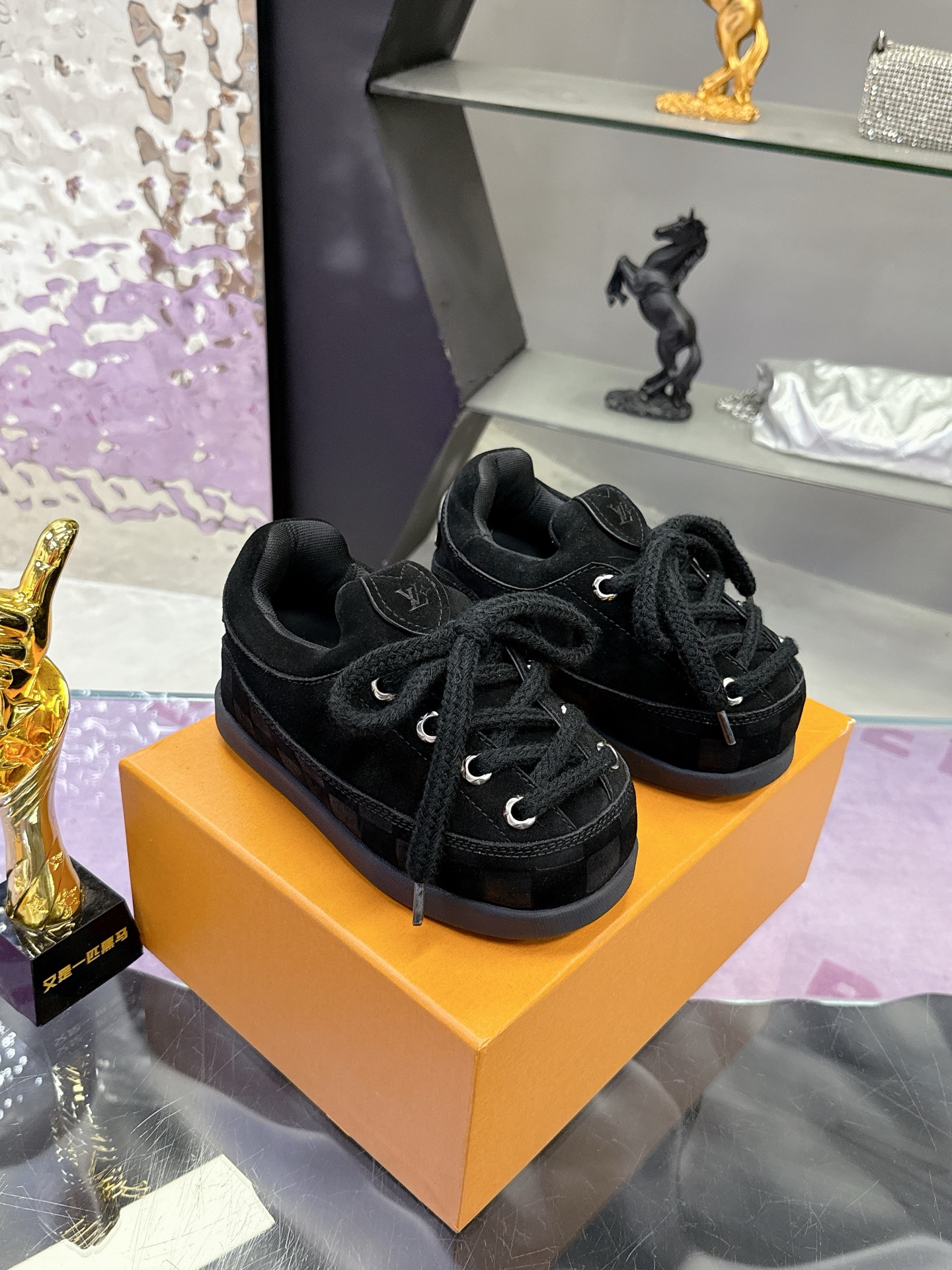 Louis Vuitton YETI コラボ スニーカー カップル向け