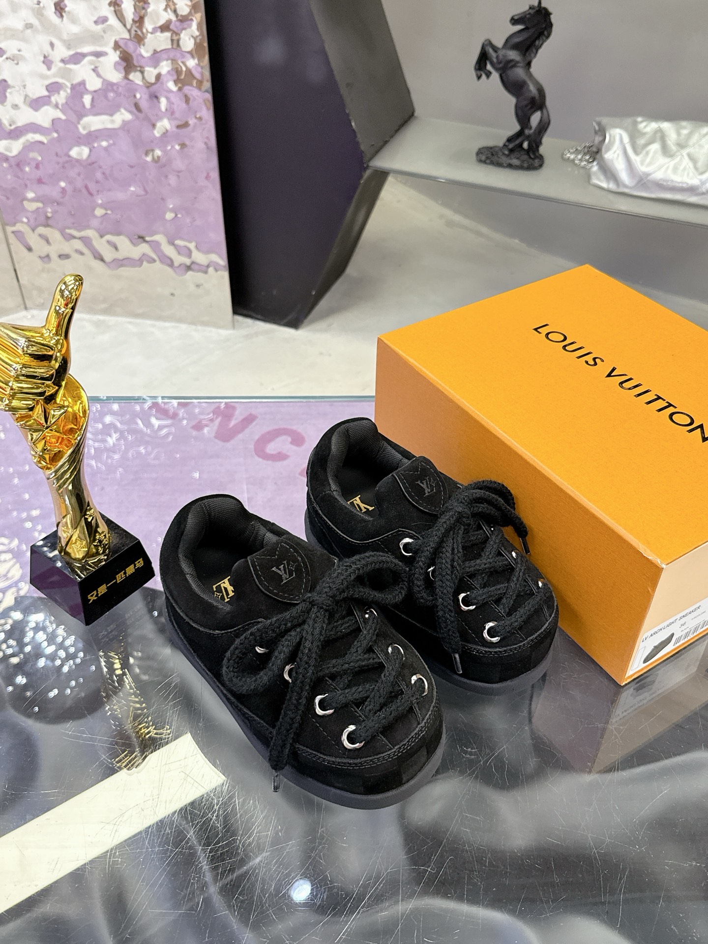 Louis Vuitton YETI コラボ スニーカー カップル向け