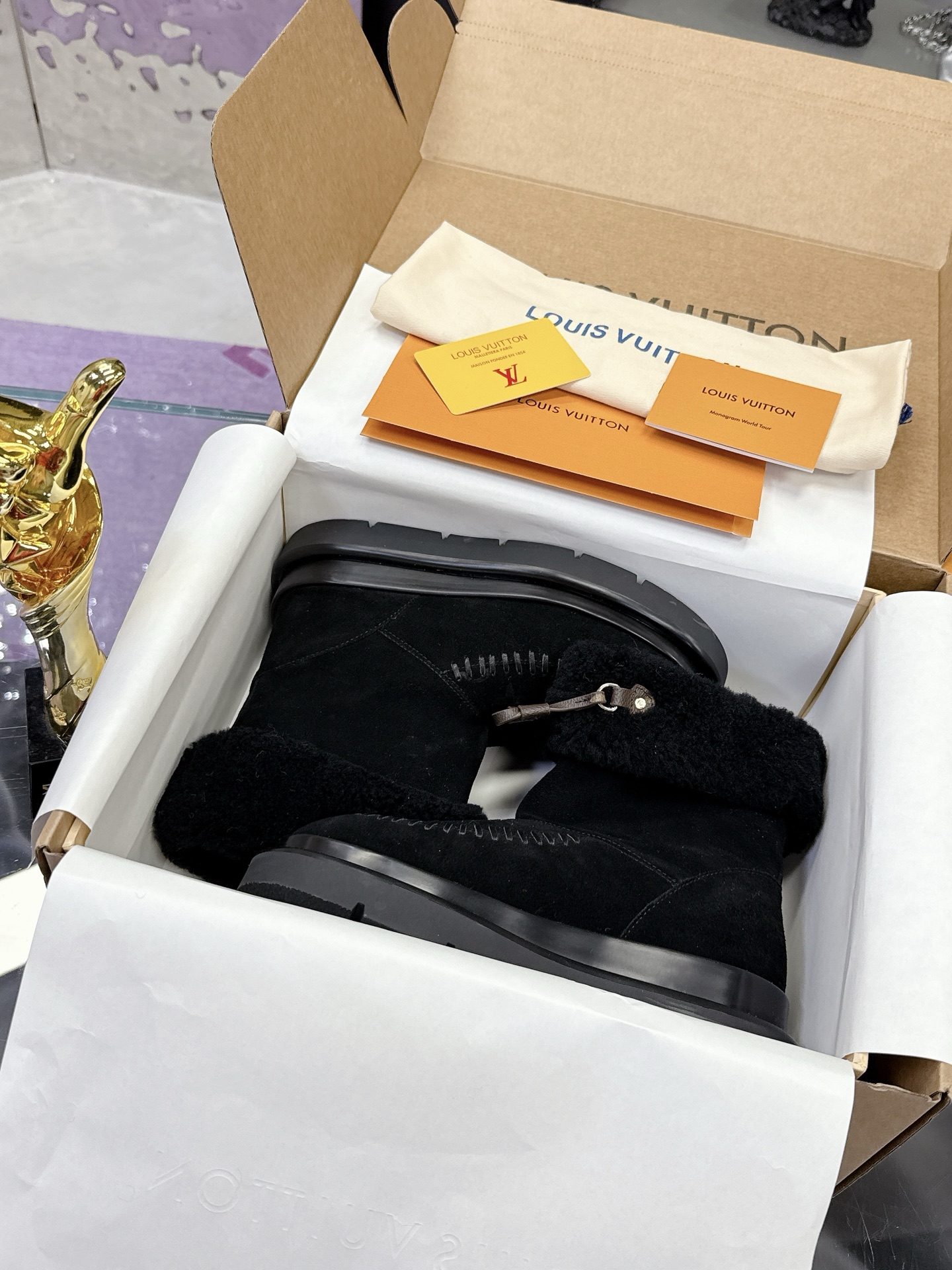 NO:594469,2025 Louis Vuitton's latest autumn and winter catwalk styles, furry slippers, snow boots, LV wool shoes series, many celebrity fashion bloggers have planted grass, the most photographed item in LV shows, the most popular body partition design at the moment, combined with the hottest leather materials to create a neutral casual style, full of coolness without losing the casualness.  Real wool lining, super warm outsole, original molded foam combination outsole Size35-41 (41 customized), snow boots, louis vuitton, louis vuitton, louis vuitton, boots, cowhide198609092025路易威登Louis Vuitton秋冬最新走秀款毛毛拖 雪地靴 Lv羊毛鞋 系列 超多明星时尚博主种草 lv秀场出镜率最高的单品 当下最流行的型体隔板设计 结合时下最火的皮料 打造中性休闲风格 酷感十足又不失随性 整体细节无不彰显品牌调性 极具时尚高级感 可搭配各种风格衣服 鞋面进口高丝光牛皮 内里真羊毛 超级暖和 大底原版开模发泡组合大底 Size35-41（41定制）,雪地靴,louis vuitton,louis vuitton,louis vuitton,boots,cowhide,Women's Shoes