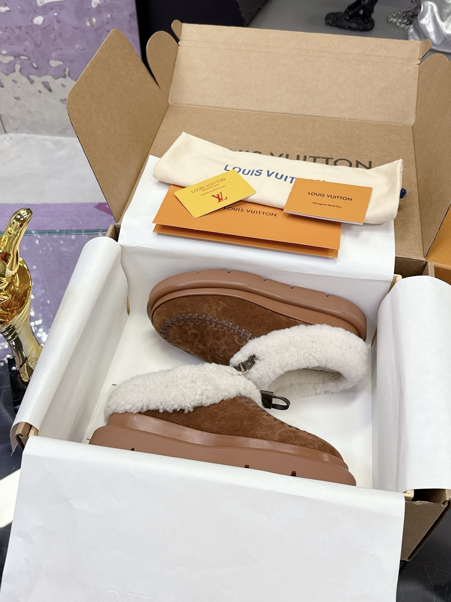 NO:594472,2025 Louis Vuitton's latest autumn and winter catwalk styles, furry slippers, snow boots, LV wool shoes series, many celebrity fashion bloggers have planted grass, the most photographed item in LV shows, the most popular body partition design at the moment, combined with the hottest leather materials to create a neutral casual style, full of coolness without losing the casualness.  Real wool lining, super warm outsole, original molded foam combination outsole Size35-41 (41 customized), snow boots, louis vuitton, louis vuitton, louis vuitton, boots, cowhide198609092025路易威登Louis Vuitton秋冬最新走秀款毛毛拖 雪地靴 Lv羊毛鞋 系列 超多明星时尚博主种草 lv秀场出镜率最高的单品 当下最流行的型体隔板设计 结合时下最火的皮料 打造中性休闲风格 酷感十足又不失随性 整体细节无不彰显品牌调性 极具时尚高级感 可搭配各种风格衣服 鞋面进口高丝光牛皮 内里真羊毛 超级暖和 大底原版开模发泡组合大底 Size35-41（41定制）,雪地靴,louis vuitton,louis vuitton,louis vuitton,boots,cowhide,Women's Shoes