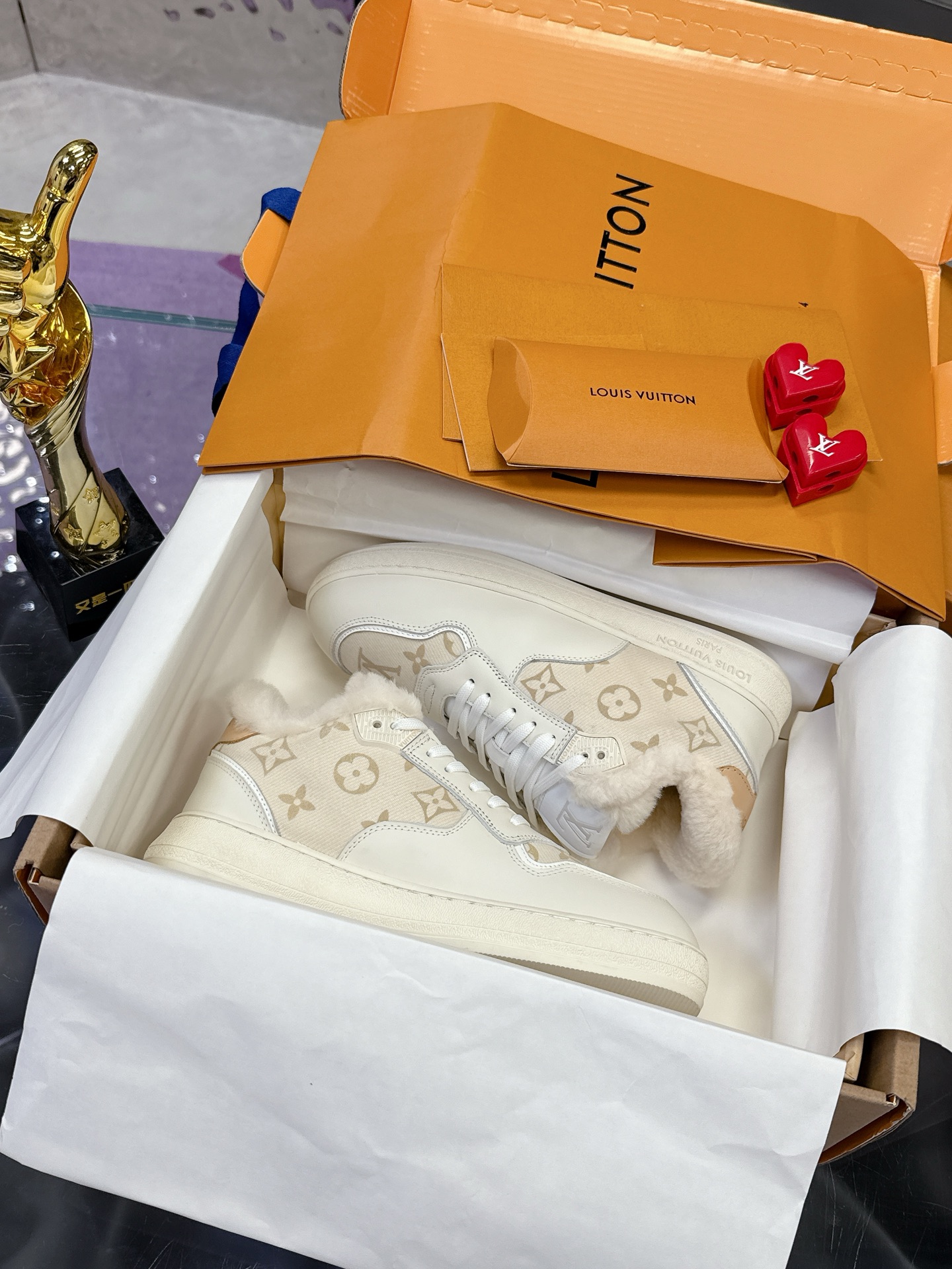 NO:594481,(Wool lining) 2025 latest model, official synchronized Louis Vuitton Louis Vuitton STADIUM series of new wool sneakers are not too good-looking on the feet. The wool style is warm and easy to wear, a must-have treasure item for reducing age!  zp development!  Top quality on the market, original custom-made top cowhide for the upper, original custom-made genuine wool for the lining, original 1:1 molded custom Tpu outsole, impeccable details and workmanship Size35-40 (41 customized), casual shoes/sports shoes, louis vuitton, louis vuitton, sneakers, cowhide19860909（羊毛内里） 2025 最新款 官方同步 Louis Vuitton 路易威登 STADIUM系列新款羊毛运动鞋上脚简直不要太好看羊毛款保暖好穿,减龄必备 宝藏单品！ zp开发！市面顶级品质,鞋面原版定制顶级牛皮,内里垫脚原版定制真羊毛,原版1:1开模定制Tpu大底 ,细节做工无可挑剔 Size35-40（41定制）,休闲鞋/运动鞋,louis vuitton,louis vuitton,sneakers,cowhide,Women's Shoes