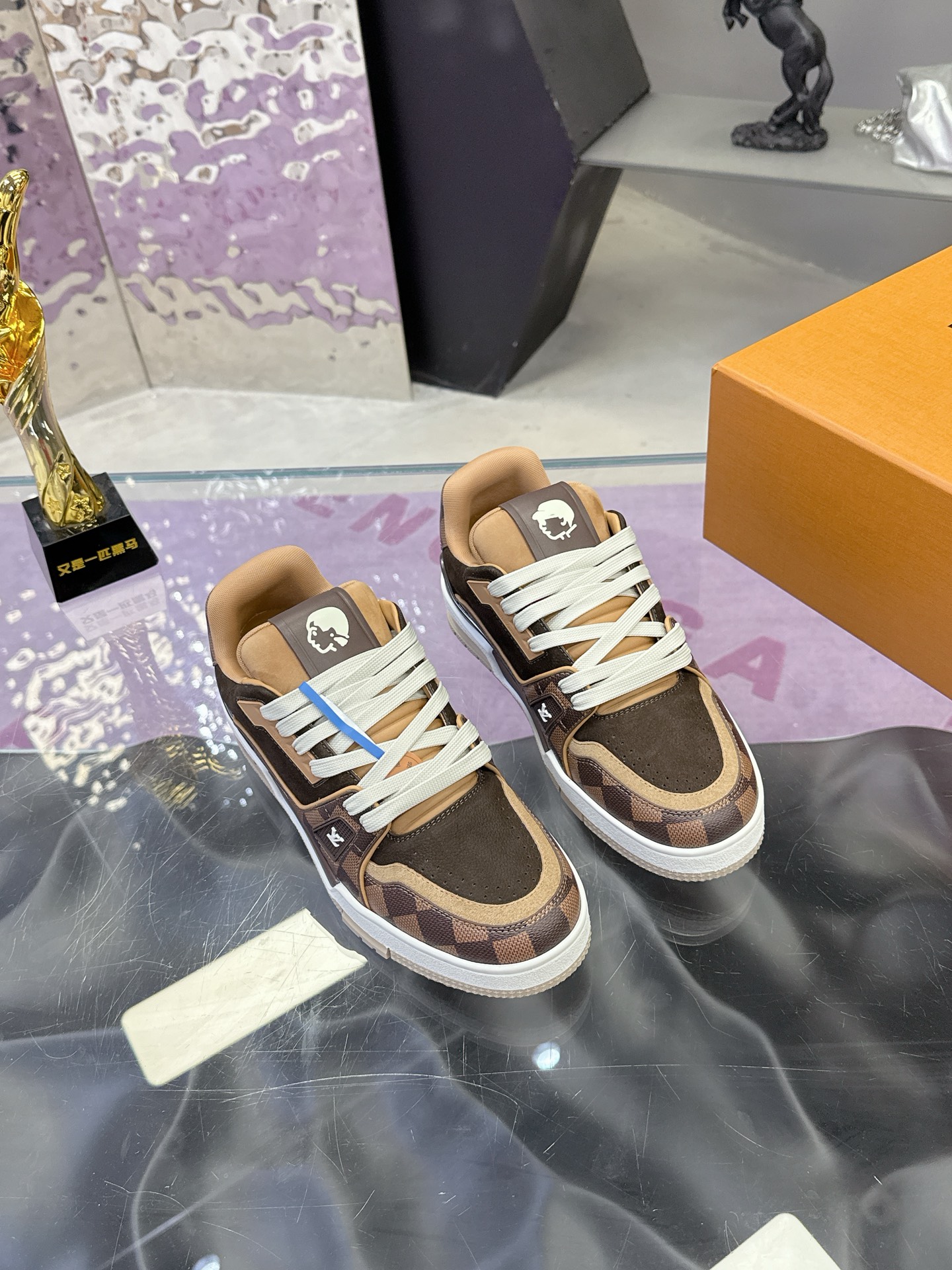 NO:707181,(Airplane box 10) 2025 official synchronized LV co-branded Nigo FW25 new color exquisite craftsmanship customized materials original development quality shipping welcome to compare LV sneaker series LV Trainer  Maxi sneakers introduce the loose silhouette of the ready-to-wear series into the design of Virgil Abloh's LV Trainer sneakers, making an eye-catching appearance on the spring and summer men's wear shows. The cow leather upper is combined with rough fabric laces, and colorful beads highlight the brand's classic elements. LV letters are marked on the tongue, and Monogram flowers are on the outsole. Mixed materials are made of first-grain cowhide, wrapped in imported custom-printed denim, thick shoelaces and laces, with Monogram large print on the side, tongue and heel 'lv'  54' emblem embellishment, rubber outsole decorated with Monogram flowers, mesh lining cotton feet, comfort is as extreme as ever, premium heritage, quality first, worth owning!  Men's size 39-45 (customized to 46, non-returnable) Full set of packaging with original gift box, casual shoes/sports shoes, louis vuitton, sneakers, cowhide19860909（飞机盒10） 2025官方同步Lv联名Nigo FW25 新颜色 工艺精湛 定制材料 原版开发 品质出货 欢迎对比 LV板鞋系列 LV Trainer Maxi运动鞋将成衣系列的宽松廓形引入VirgilAbloh笔下的LVTrainer运动鞋设计,春夏男装秀场瞩目亮相.牛皮革鞋面结合粗犷织物鞋带,以缤纷串珠点明品牌经典元素.LV字母标注鞋舌,Monogram花卉栖身外底. 混合材质 采用头层牛皮制成,进口定制专用印花牛仔布包裹,粗鞋带系带设计,侧面带 Monogram 大印花, 鞋舌及后跟”lv 54“徽章点缀,橡胶外底饰有 Monogram 花卉, 网布内里棉垫脚,舒适性一如既往的达到极致,精品传承,品质至上,值得拥有！ 码数男款39-45（46定做不退换） 全套包装搭配原版礼盒,休闲鞋/运动鞋,louis vuitton,sneakers,cowhide,Women's Shoes