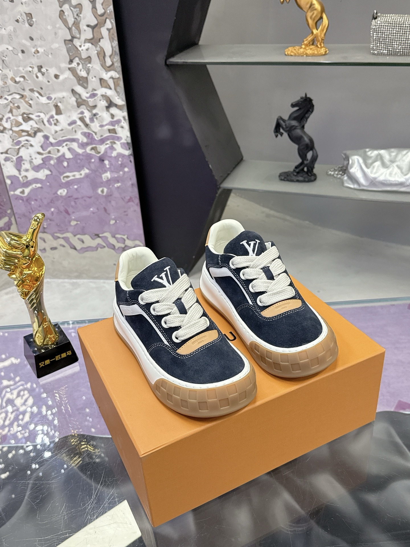 NO:707169,Top version LV-Louis Vuitton-classic catwalk new style empty glue process·original 11 development!  !  The upper foot is very comfortable. It is made of luxurious materials and fine workmanship. The midsole is printed with English letters 'Made in Europe'. The upper is made of calfskin imported from Italy. The side is decorated with the brand LOGO and signature. The latest latex foot mesh lining makes the foot feel super comfortable. The original two-color TPU combination outsole is specially provided by the factory. The package technology is Goodyear stitched and overlocked. Fabric: Exclusive custom-made first-layer cowhide. Accessories: Exclusive private model Vuitton logo.  Inner lining: Customized silky mesh lining - first-layer silk cowhide lining Outsole: TPU combination outsole, wear-resistant, non-slip and anti-yellowing Foot pads: New latex pads - mesh sweat-absorbent Technology: Fully computerized sewing machine to pull the thread Toe box Back sleeve Hot and cold shaping Full set of pull-top lasts with medium and low logo pattern Size 35-45, casual shoes/sports shoes, louis vuitton, louis vuitton, sneakers, cowhide19860909顶级版本 LV-路易威登-经典走秀新款 空胶工艺·原版11开发！！上脚非常舒适 奢侈用料,做工精细,中底印有欧洲制造英文字母 鞋面由意大利进口小牛皮拼接,侧边饰有品牌LOGO标志及签名,最新乳胶垫脚网布内里,脚感超舒适.原厂特供原版双色TPU组合大底.套包工艺 固特异缝合锁边 面料:独家定制头层牛皮 配件:独家私模Vuitton 标识, 内里:定制丝滑网里-头层丝绸牛皮内里 大底:TPU组合大底耐磨防滑防黄 垫脚:新款乳胶垫-网纱吸汗 工艺:全电脑针车拉线 鞋头 后套 冷热定型 全套拉帮套楦中低logo花纹 码数35-45,休闲鞋/运动鞋,louis vuitton,louis vuitton,sneakers,cowhide,Women's Shoes