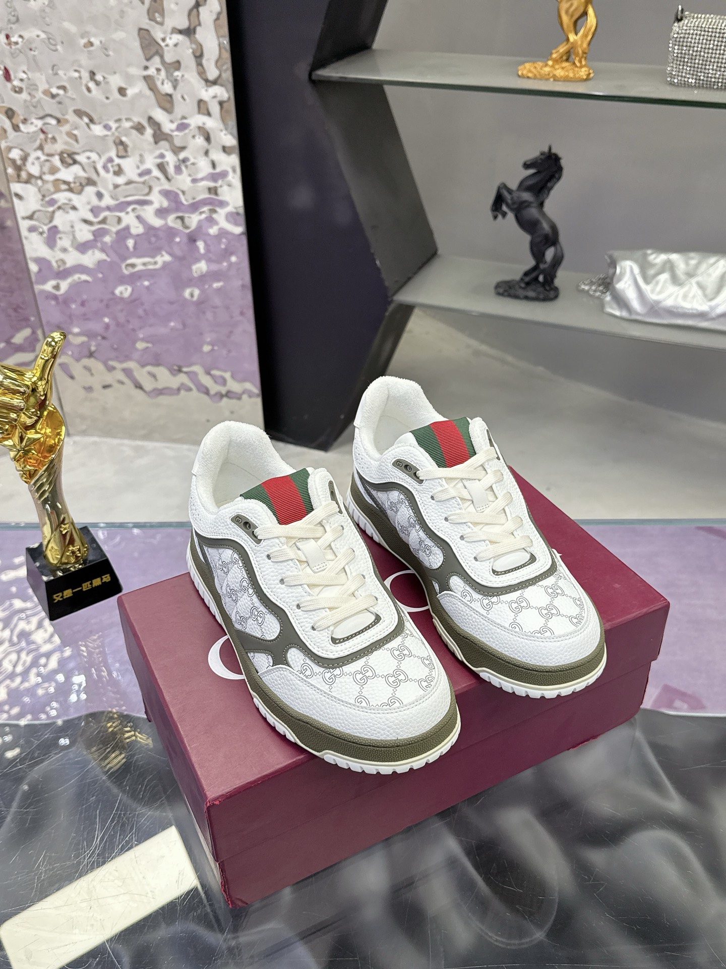 NO:707160,Gucci Gucci 2025 new colors are shipped. Officially synchronized. The latest hot-selling series of high and low-top distressed couple sneakers are shipped. Original purchase, development and production. This high-low top sneaker adopts a basketball-style silhouette design, cleverly integrated with hollow patches and distressed effects, showing unique ingenuity. The ingenuity incorporates brand logo details such as interlocking double G styling accessories and Gucci lettering, a low-key tribute to the brand design heritage. The fabric is original and customized imported first-layer cowhide.  Sweat-absorbent and deodorant towel lining. Original molded TPU sole. Sole thickness: 3cm. Size: Men 39-46 (46 customized), casual shoes/sports shoes, gucci, gucci, sneakers, cowhide.19860909Gucci古驰 2025 新颜色 出货 官方同步 最新爆款高低帮做旧情侣运动鞋系列出货 原版购入开发 做货,这款高低帮运动鞋采用篮球风格廓形设计,巧妙融入镂空拼片和做旧效果,尽显别样匠心.匠心融蕴互扣式双G造型配件和Gucci字样等品牌标识细节,低调致敬品牌设计传承 面料原版定制进口头层牛皮 内里吸汗防臭毛巾里  鞋底原版开模TPU鞋底 底厚:3cm Size:男39-46（46 定做）,休闲鞋/运动鞋,gucci,gucci,sneakers,cowhide,Women's Shoes