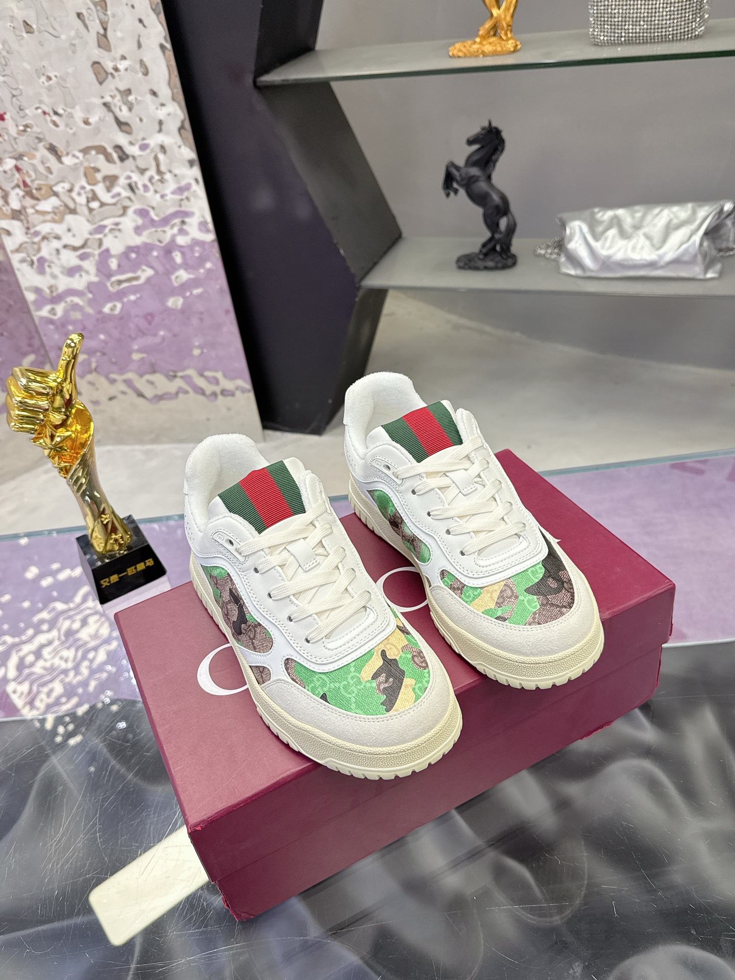 NO:707166,(Couple model) 2025 Latest Official Synchronization Gucci Gucci's latest popular high and low top distressed couple sneakers series are shipped. Original purchase, development and production. This high and low top sneakers adopt a basketball-style silhouette design, cleverly integrated with hollow patches and distressed effects, showing unique craftsmanship. The craftsmanship incorporates interlocking double G styling accessories and Gucci lettering and other brand logo details, a low-key tribute to the brand design heritage. The fabric is original and customized imported first-layer cowhide.  Inside is a sweat-absorbent and deodorant towel. The sole is original open-molded TPU sole. Sole thickness: 3cm. Size: female 36-40, male 39-46 (35 female 41 male 38 46 customized), casual shoes/sports shoes, gucci, gucci, sneakers, cowhide.19860909（情侣款） 2025最新 官方同步 Gucci古驰 最新爆款高低帮做旧情侣运动鞋系列出货 原版购入开发 做货,这款高低帮运动鞋采用篮球风格廓形设计,巧妙融入镂空拼片和做旧效果,尽显别样匠心.匠心融蕴互扣式双G造型配件和Gucci字样等品牌标识细节,低调致敬品牌设计传承 面料原版定制进口头层牛皮 内里吸汗防臭毛巾里 鞋底原版开模TPU鞋底 底厚:3cm Size:女36-40 男39-46（35女41 男38 46 定做）,休闲鞋/运动鞋,gucci,gucci,sneakers,cowhide,Women's Shoes