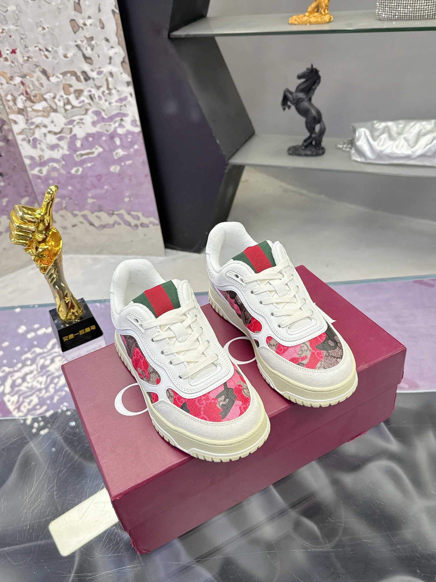 NO:707168,(Women's model) 2025 Latest Official Synchronization Gucci Gucci's latest popular high and low top aged couple sneakers series are shipped. Original purchase, development and production. This high and low top sneakers adopt a basketball-style silhouette design, cleverly integrated with hollow patches and distressed effects, showing unique craftsmanship. The craftsmanship incorporates brand logo details such as interlocking double G styling accessories and Gucci lettering, a low-key tribute to the brand design heritage. The fabric is original and customized imported first-layer cowhide.  Lined with sweat-absorbent and deodorant towel. Original open-molded TPU sole. Sole thickness: 3cm. Size: women's 36-40, casual shoes/sports shoes, gucci, gucci, sneakers, cowhide.19860909（女款） 2025最新 官方同步 Gucci古驰 最新爆款高低帮做旧情侣运动鞋系列出货 原版购入开发 做货,这款高低帮运动鞋采用篮球风格廓形设计,巧妙融入镂空拼片和做旧效果,尽显别样匠心.匠心融蕴互扣式双G造型配件和Gucci字样等品牌标识细节,低调致敬品牌设计传承 面料原版定制进口头层牛皮 内里吸汗防臭毛巾里 鞋底原版开模TPU鞋底 底厚:3cm Size:女36-40,休闲鞋/运动鞋,gucci,gucci,sneakers,cowhide,Women's Shoes