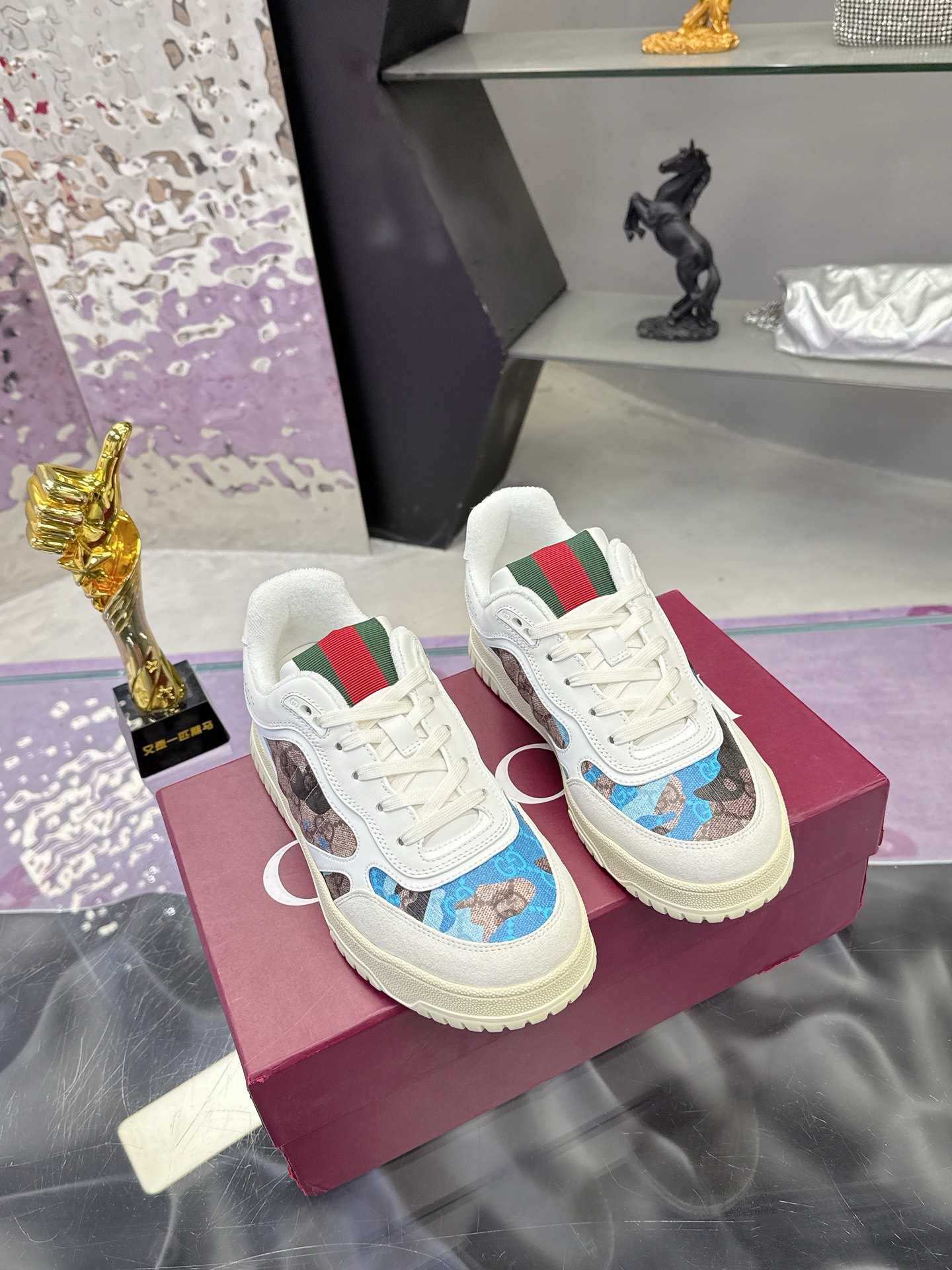 NO:707170,(Couple model) 2025 Latest Official Synchronization Gucci Gucci's latest popular high and low top distressed couple sneakers series are shipped. Original purchase, development and production. This high and low top sneakers adopt a basketball-style silhouette design, cleverly integrated with hollow patches and distressed effects, showing unique craftsmanship. The craftsmanship incorporates interlocking double G styling accessories and Gucci lettering and other brand logo details, a low-key tribute to the brand design heritage. The fabric is original and customized imported first-layer cowhide.  Inside is a sweat-absorbent and deodorant towel. The sole is original open-molded TPU sole. Sole thickness: 3cm. Size: female 36-40, male 39-46 (35 female 41 male 38 46 customized), casual shoes/sports shoes, gucci, gucci, sneakers, cowhide.19860909（情侣款） 2025最新 官方同步 Gucci古驰 最新爆款高低帮做旧情侣运动鞋系列出货 原版购入开发 做货,这款高低帮运动鞋采用篮球风格廓形设计,巧妙融入镂空拼片和做旧效果,尽显别样匠心.匠心融蕴互扣式双G造型配件和Gucci字样等品牌标识细节,低调致敬品牌设计传承 面料原版定制进口头层牛皮 内里吸汗防臭毛巾里 鞋底原版开模TPU鞋底 底厚:3cm Size:女36-40 男39-46（35女41 男38 46 定做）,休闲鞋/运动鞋,gucci,gucci,sneakers,cowhide,Women's Shoes