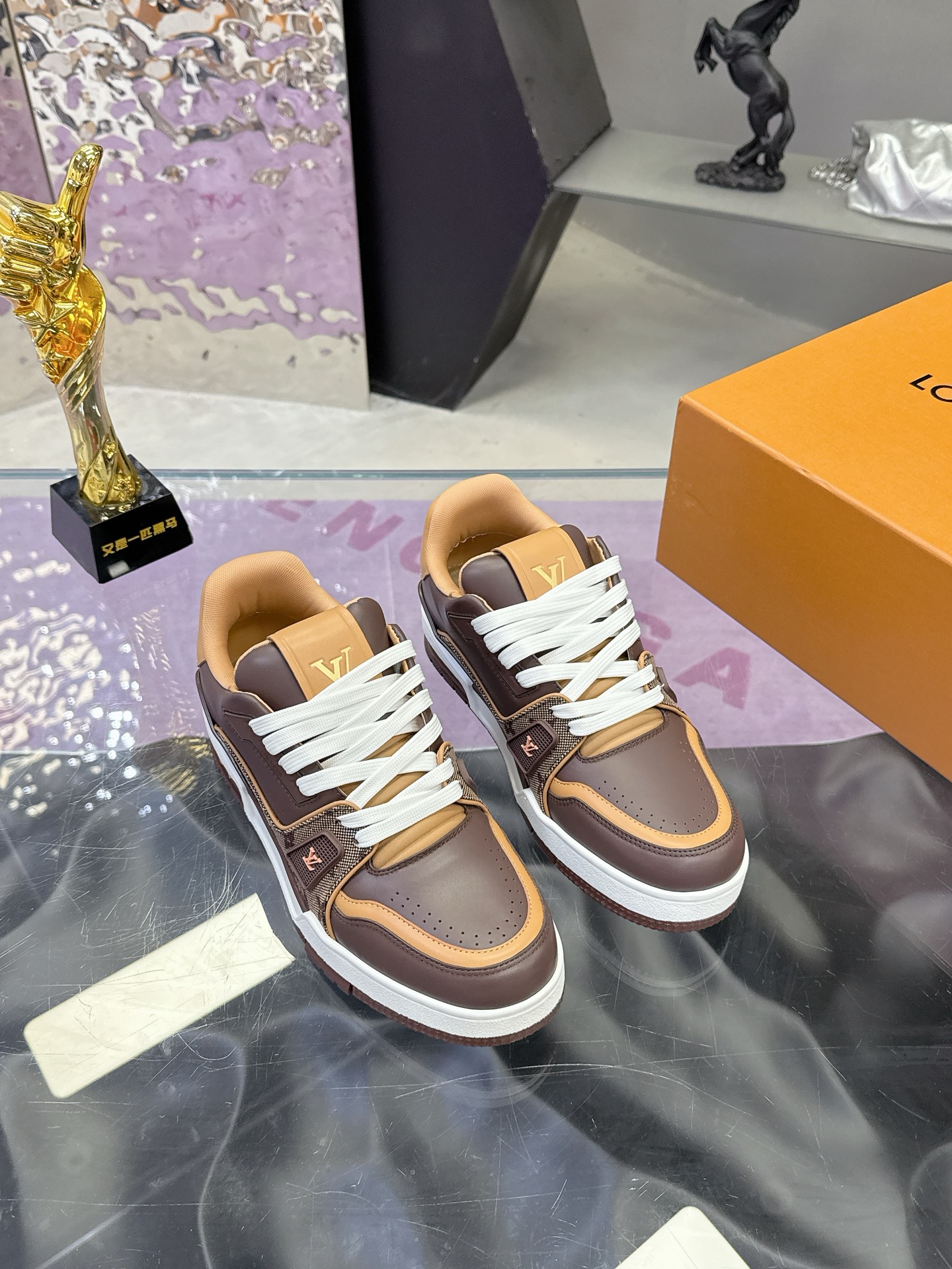 Louis Vuitton LV Trainer Maxi运动鞋将成衣系列的宽松廓形引入VirgilAbloh笔下的LVTrainer运动鞋设计