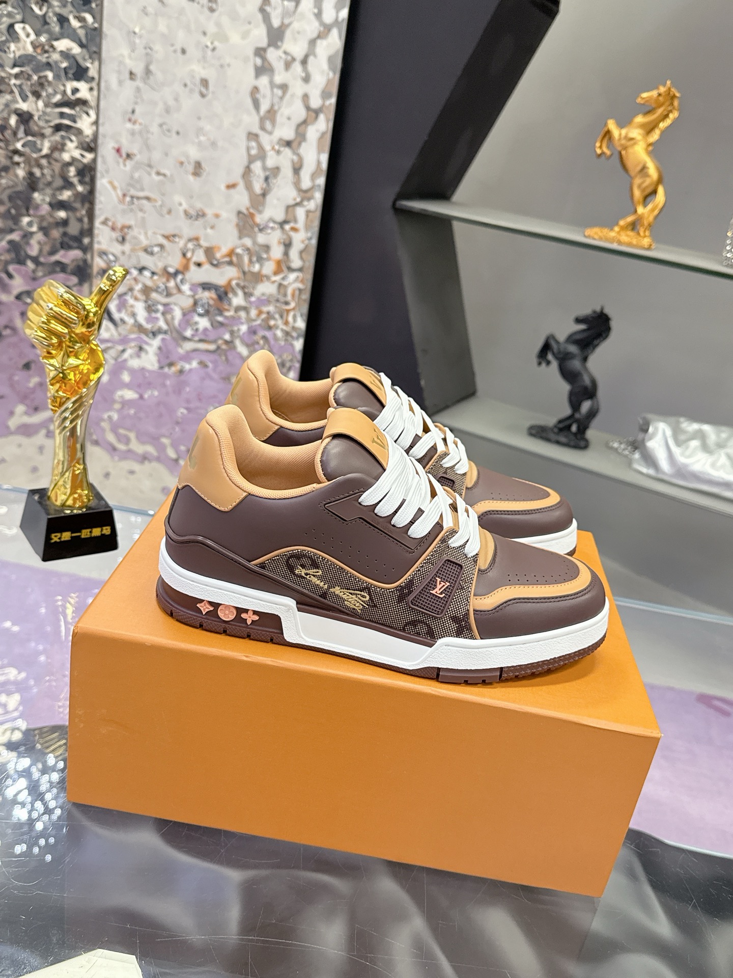 Louis Vuitton LV Trainer Maxi运动鞋将成衣系列的宽松廓形引入VirgilAbloh笔下的LVTrainer运动鞋设计