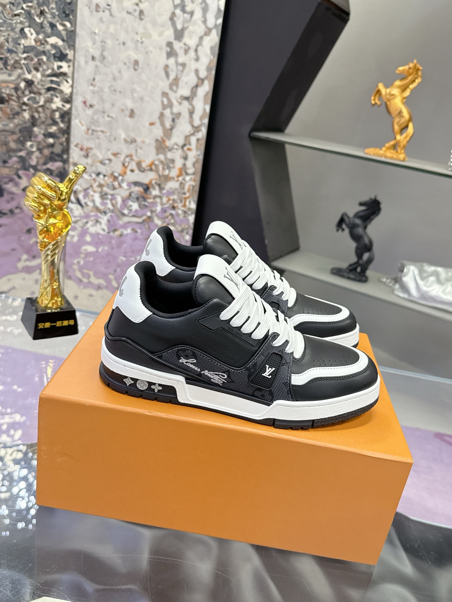 Louis Vuitton LV Trainer Maxi运动鞋将成衣系列的宽松廓形引入VirgilAbloh笔下的LVTrainer运动鞋设计