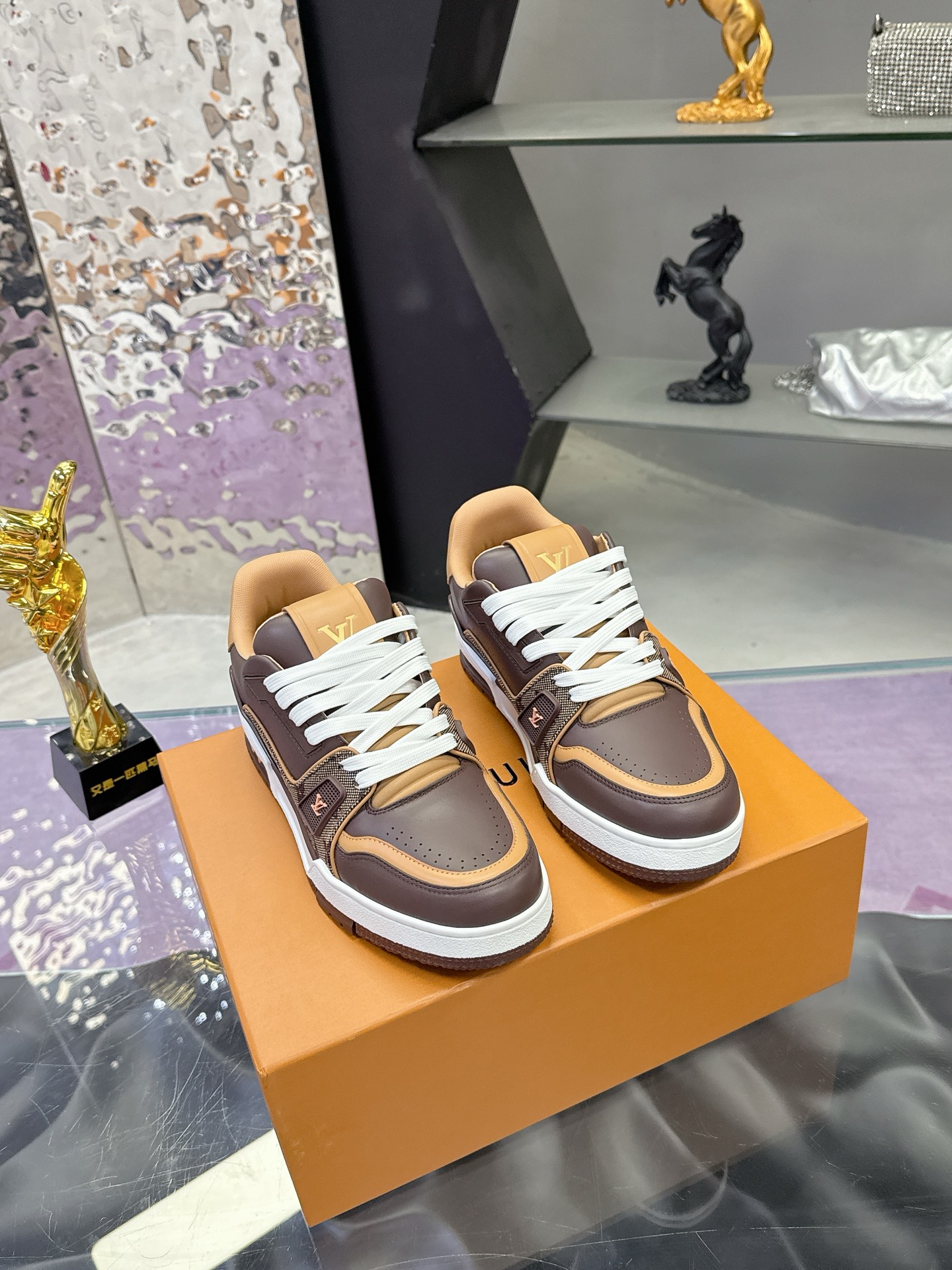 Louis Vuitton LV Trainer Maxi运动鞋将成衣系列的宽松廓形引入VirgilAbloh笔下的LVTrainer运动鞋设计
