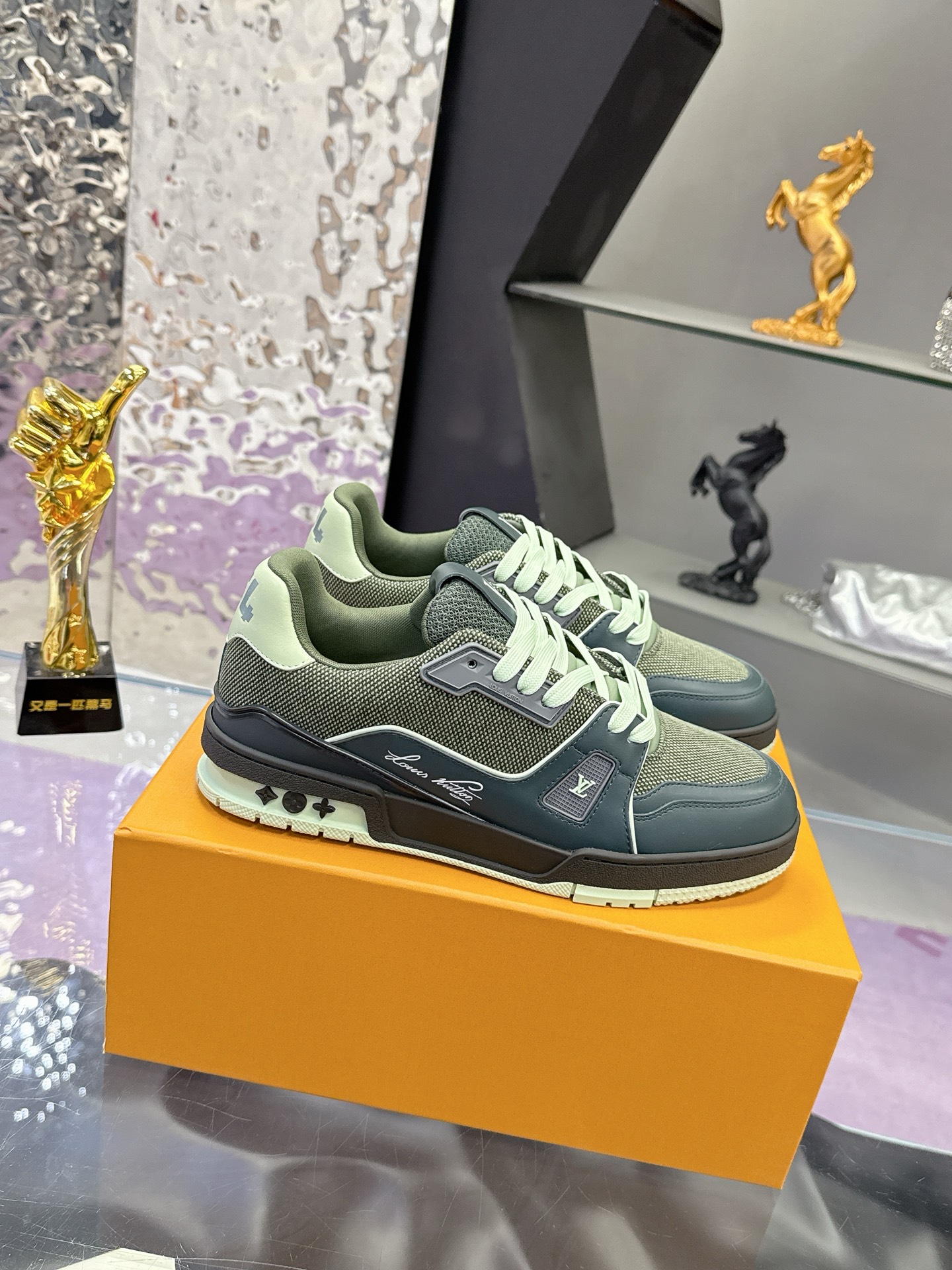 Louis Vuitton LV Trainer Maxi运动鞋将成衣系列的宽松廓形引入VirgilAbloh笔下的LVTrainer运动鞋设计