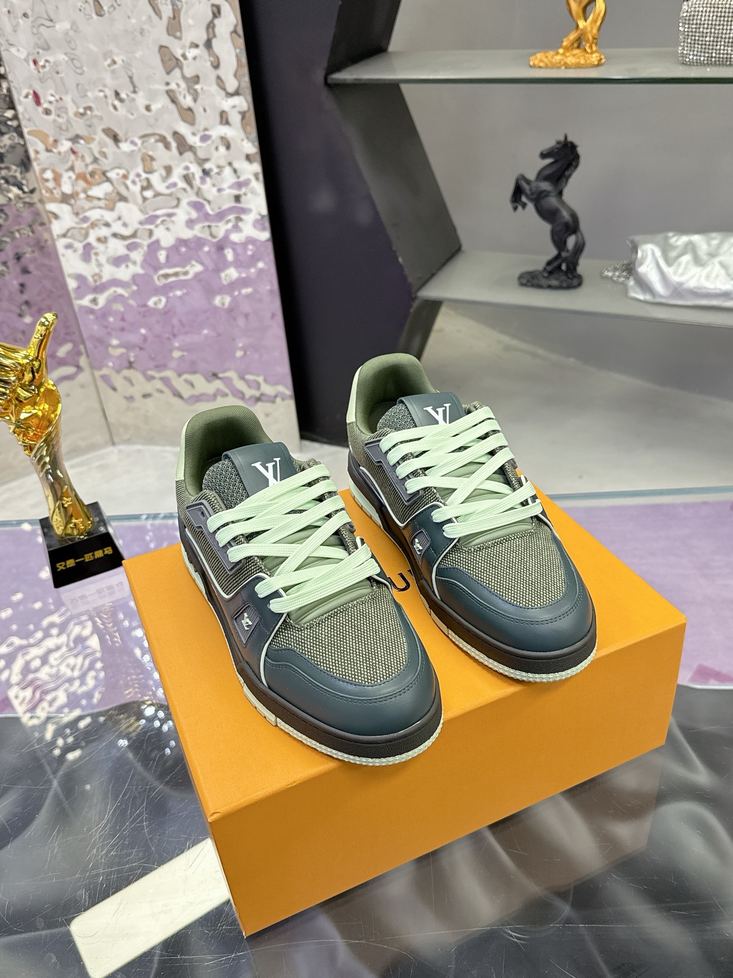 Louis Vuitton LV Trainer Maxi运动鞋将成衣系列的宽松廓形引入VirgilAbloh笔下的LVTrainer运动鞋设计