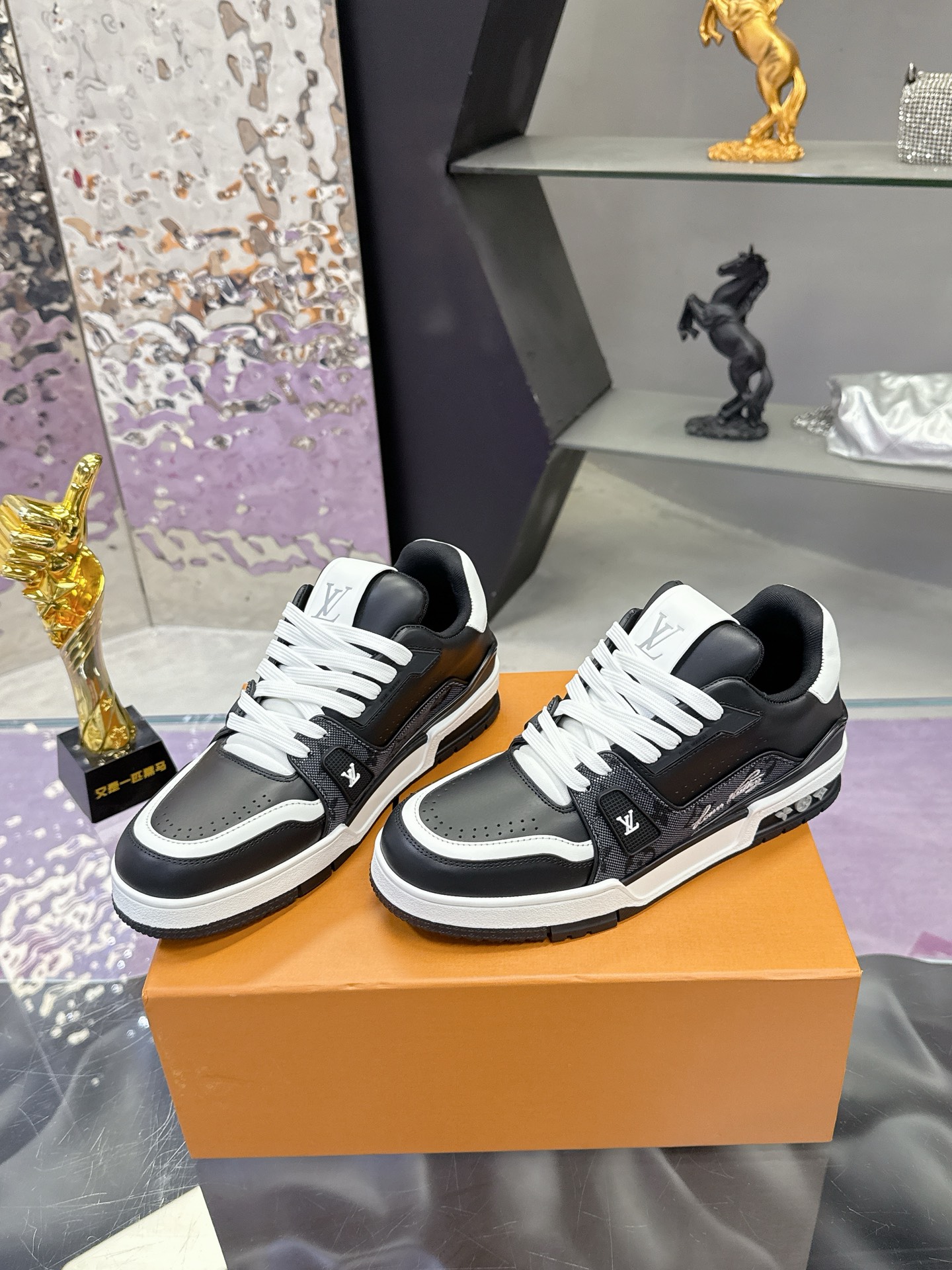 Louis Vuitton LV Trainer Maxi运动鞋将成衣系列的宽松廓形引入VirgilAbloh笔下的LVTrainer运动鞋设计