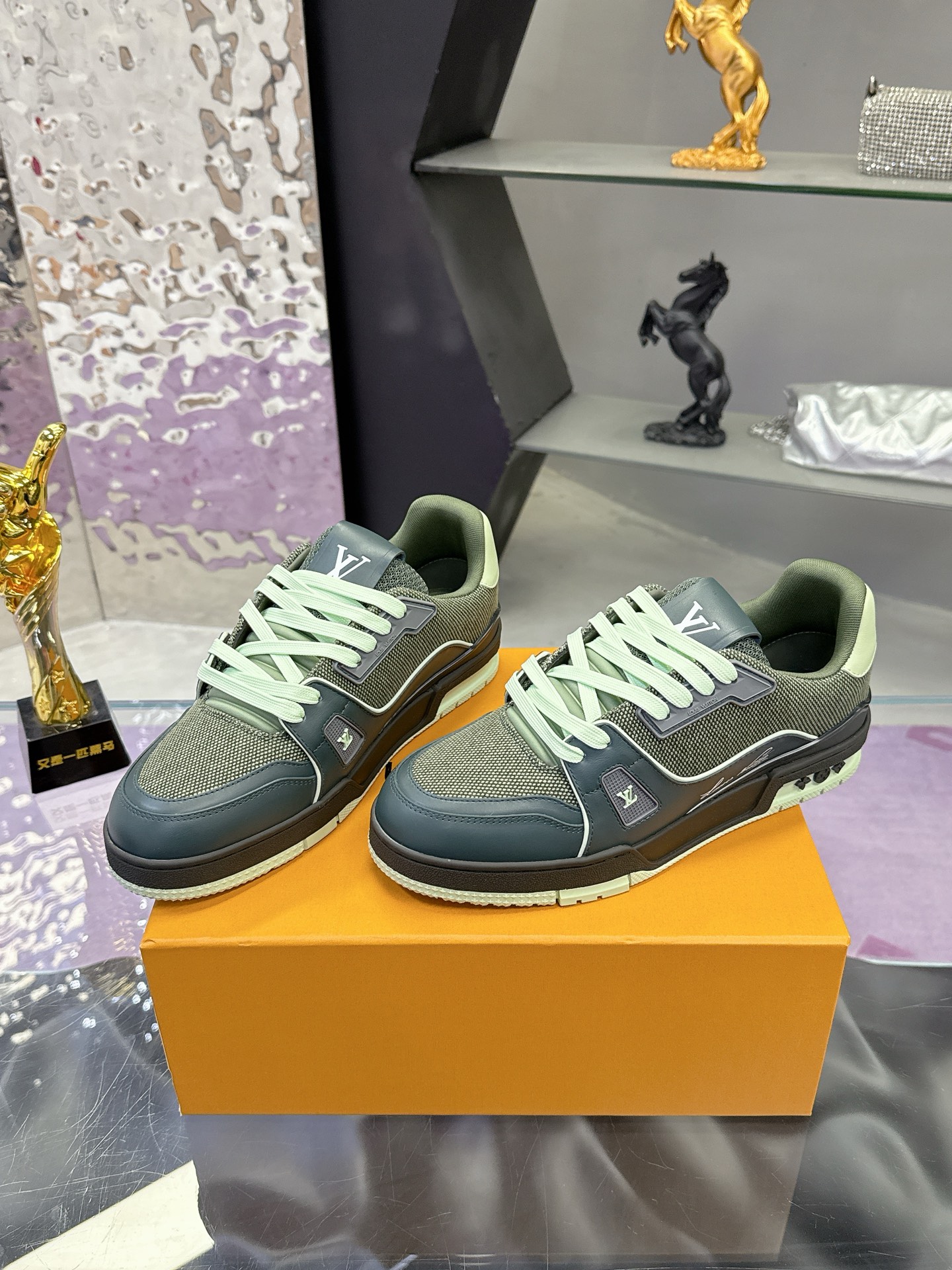 Louis Vuitton LV Trainer Maxi运动鞋将成衣系列的宽松廓形引入VirgilAbloh笔下的LVTrainer运动鞋设计