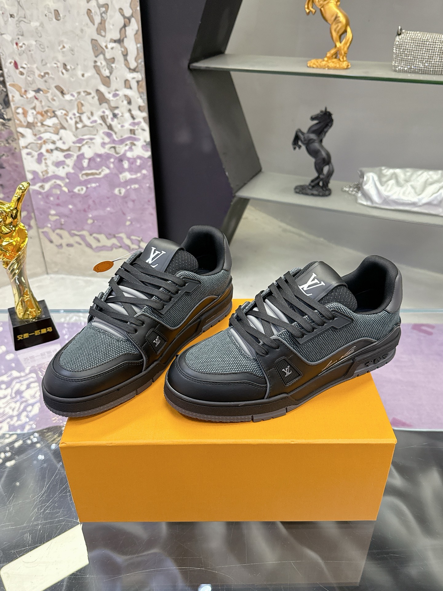 Louis Vuitton LV Trainer Maxi运动鞋将成衣系列的宽松廓形引入VirgilAbloh笔下的LVTrainer运动鞋设计