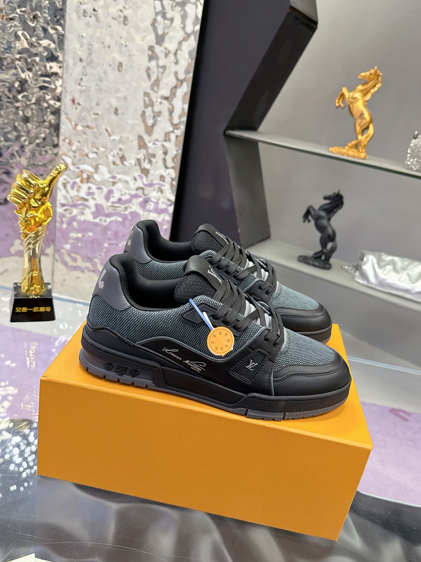 Louis Vuitton LV Trainer Maxi运动鞋将成衣系列的宽松廓形引入VirgilAbloh笔下的LVTrainer运动鞋设计