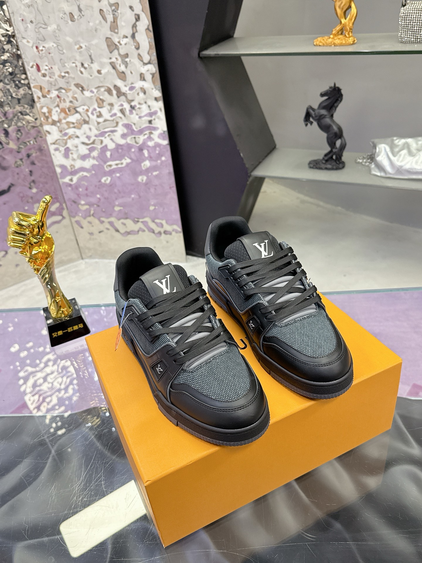 Louis Vuitton LV Trainer Maxi运动鞋将成衣系列的宽松廓形引入VirgilAbloh笔下的LVTrainer运动鞋设计