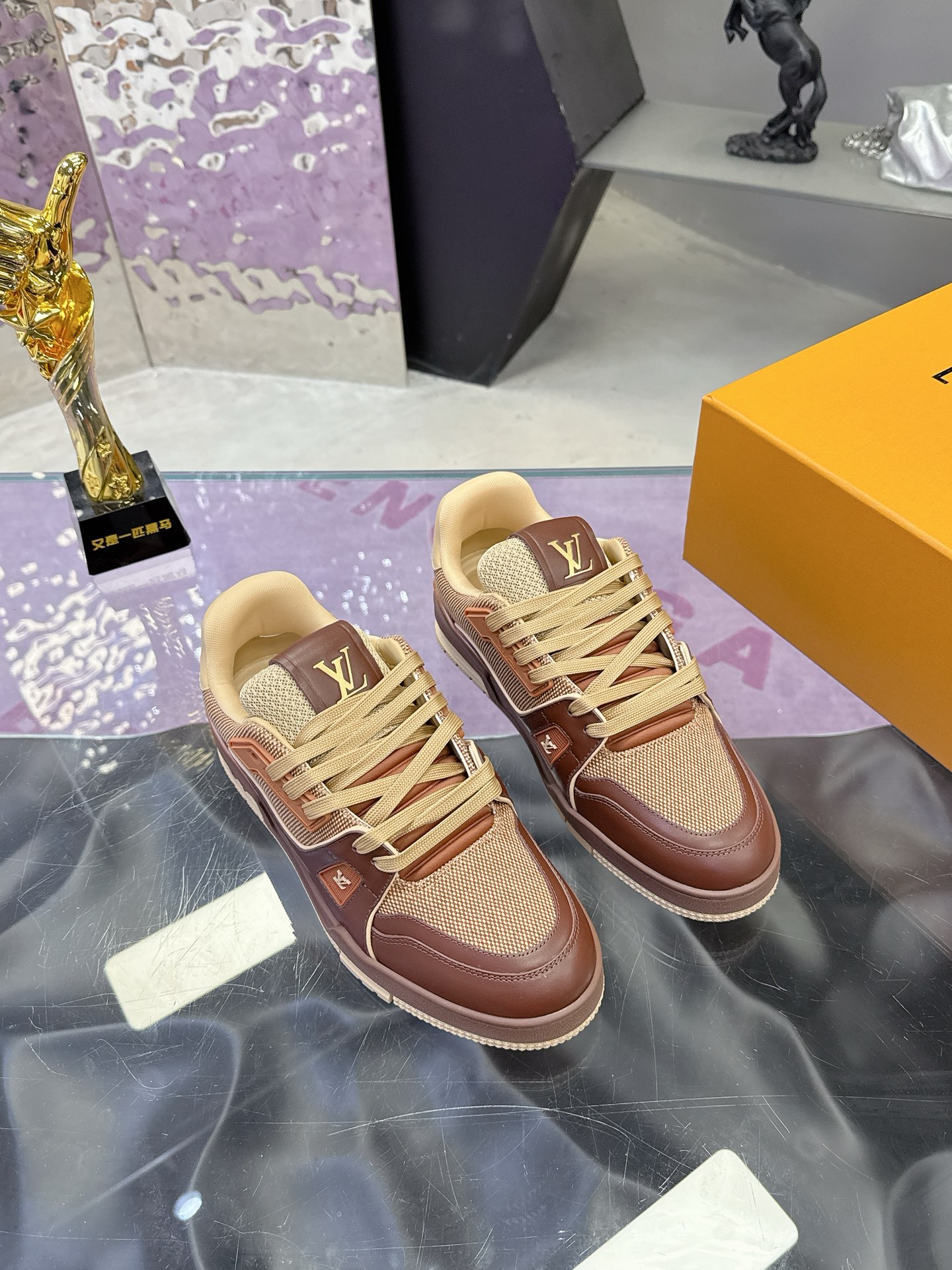 Louis Vuitton LV Trainer Maxi运动鞋将成衣系列的宽松廓形引入VirgilAbloh笔下的LVTrainer运动鞋设计