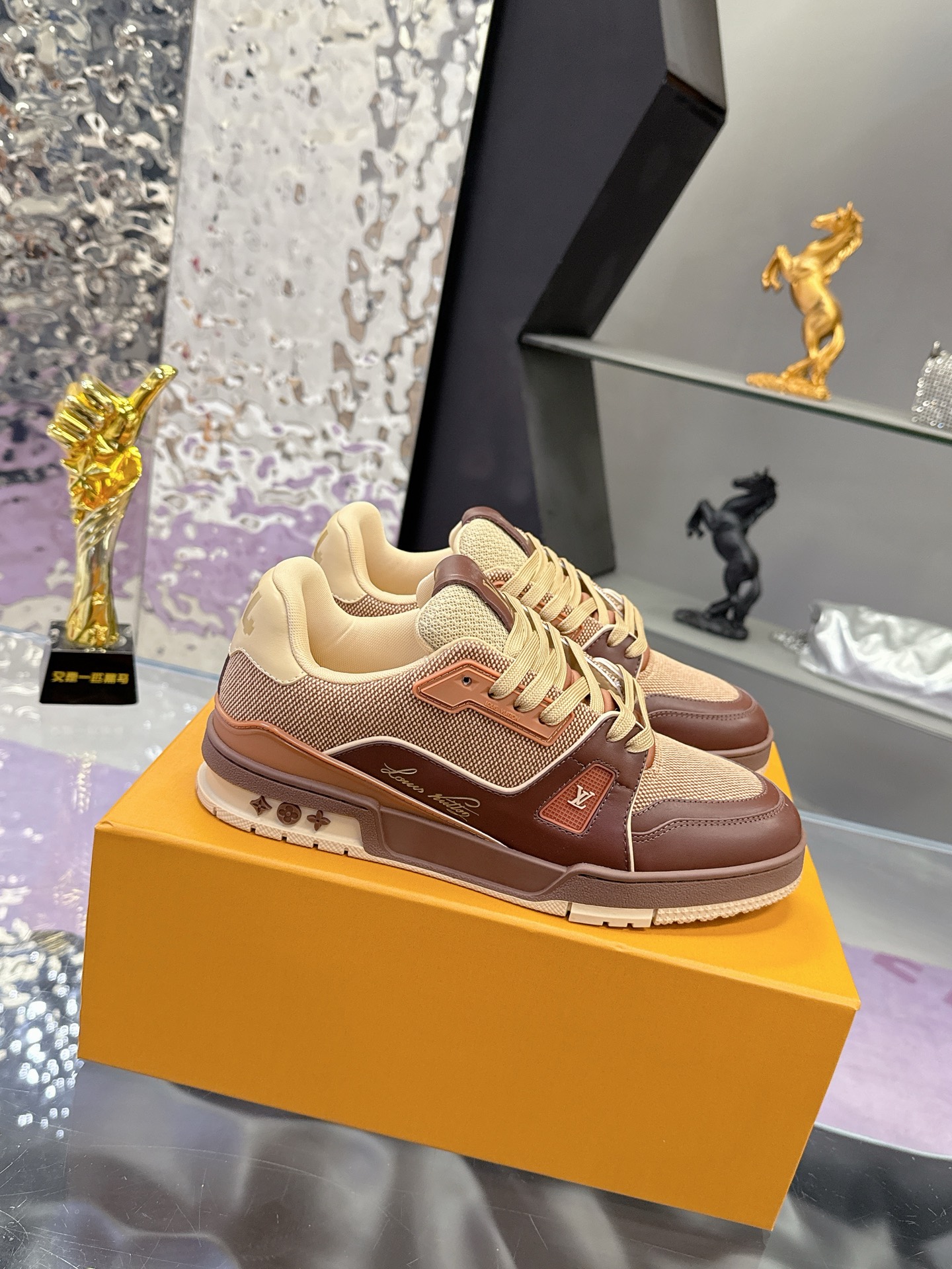 Louis Vuitton LV Trainer Maxi运动鞋将成衣系列的宽松廓形引入VirgilAbloh笔下的LVTrainer运动鞋设计
