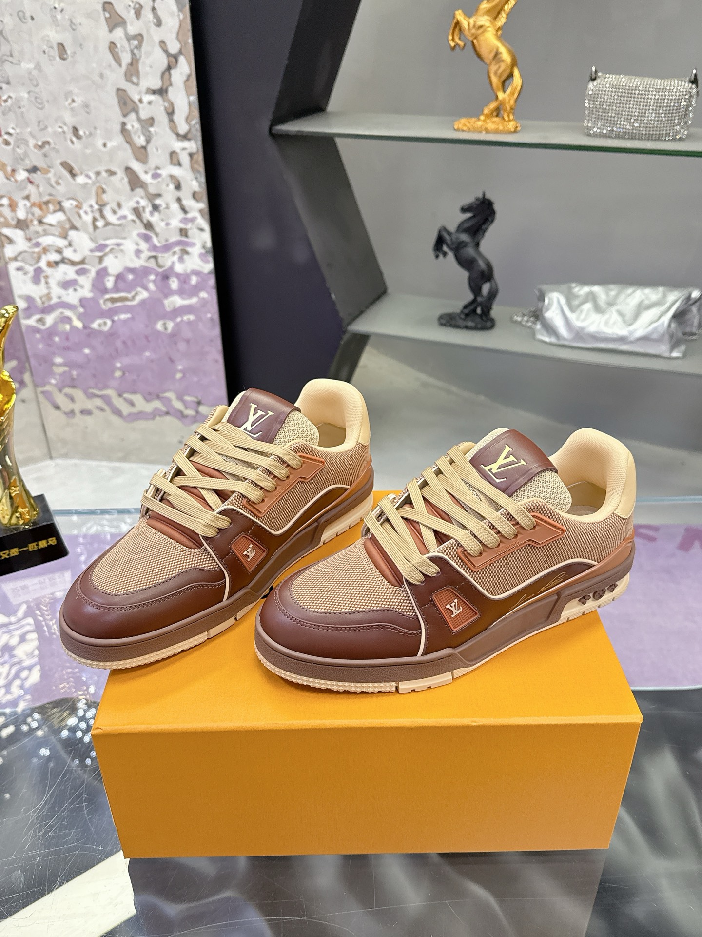 Louis Vuitton LV Trainer Maxi运动鞋将成衣系列的宽松廓形引入VirgilAbloh笔下的LVTrainer运动鞋设计
