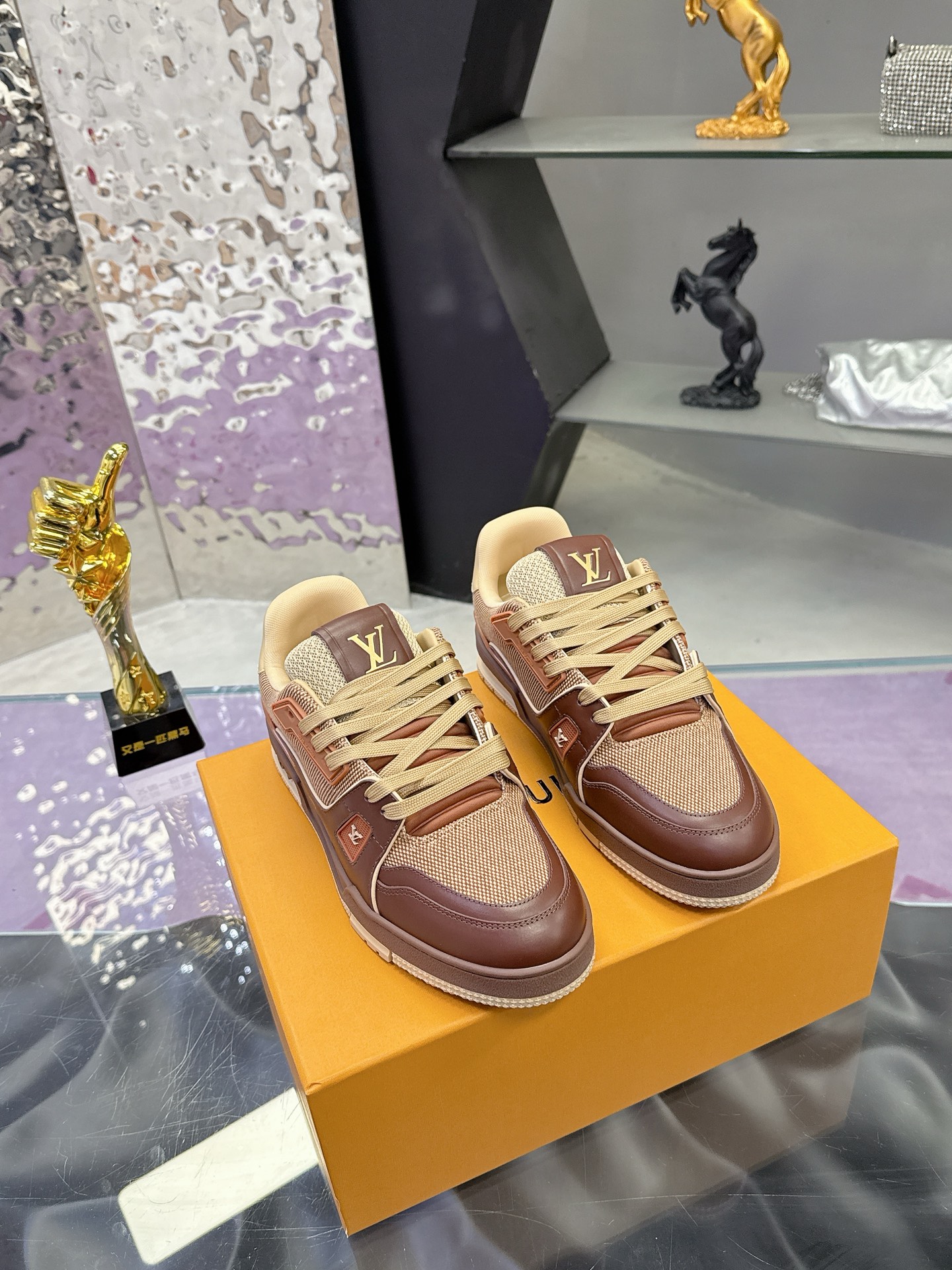 NO:707149,: Original development, quality shipping, welcome to compare LV sneaker series LV Trainer Maxi sneakers introduce the loose silhouette of the ready-to-wear series into the LV Trainer sneaker design written by Virgil Abloh, making an eye-catching appearance in the spring and summer men's wear shows. The cow leather upper is combined with rough fabric laces, and colorful beads highlight the brand's classic elements. LV letters are marked on the tongue, and Monogram flower outsole. Mixed materials  Made of first-layer cowhide, wrapped in imported custom-printed denim, thick shoelace design, large Monogram print on the side, 'lv 54' badges on the tongue and heel, rubber outsole decorated with Monogram flowers, mesh lining and cotton feet, the comfort is as extreme as ever, premium heritage, quality first, worth owning!  The size is 35-40 for women and 39-44 for men (45 is custom-made and cannot be returned or exchanged). The full set of packaging comes with original gift box, casual shoes/sports shoes, louis vuitton, sneakers, cowhide19860909:  原版开发 品质出货 欢迎对比 LV板鞋系列 LV Trainer Maxi运动鞋将成衣系列的宽松廓形引入VirgilAbloh笔下的LVTrainer运动鞋设计,春夏男装秀场瞩目亮相.牛皮革鞋面结合粗犷织物鞋带,以缤纷串珠点明品牌经典元素.LV字母标注鞋舌,Monogram花卉栖身外底. 混合材质 采用头层牛皮制成,进口定制专用印花牛仔布包裹,粗鞋带系带设计,侧面带 Monogram 大印花, 鞋舌及后跟”lv 54“徽章点缀,橡胶外底饰有 Monogram 花卉, 网布内里棉垫脚,舒适性一如既往的达到极致,精品传承,品质至上,值得拥有！ 码数女款35-40 男款39-44（45定做不退换） 全套包装搭配原版礼盒,休闲鞋/运动鞋,louis vuitton,sneakers,cowhide,Women's Shoes