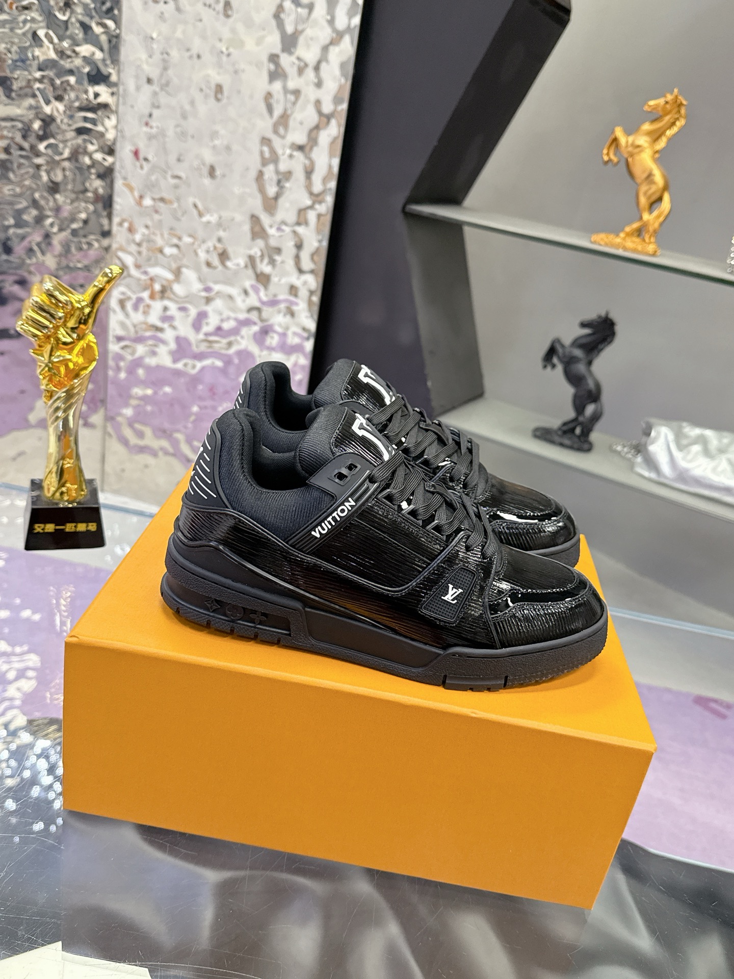 Louis Vuitton LV Trainer Maxi运动鞋将成衣系列的宽松廓形引入VirgilAbloh笔下的LVTrainer运动鞋设计