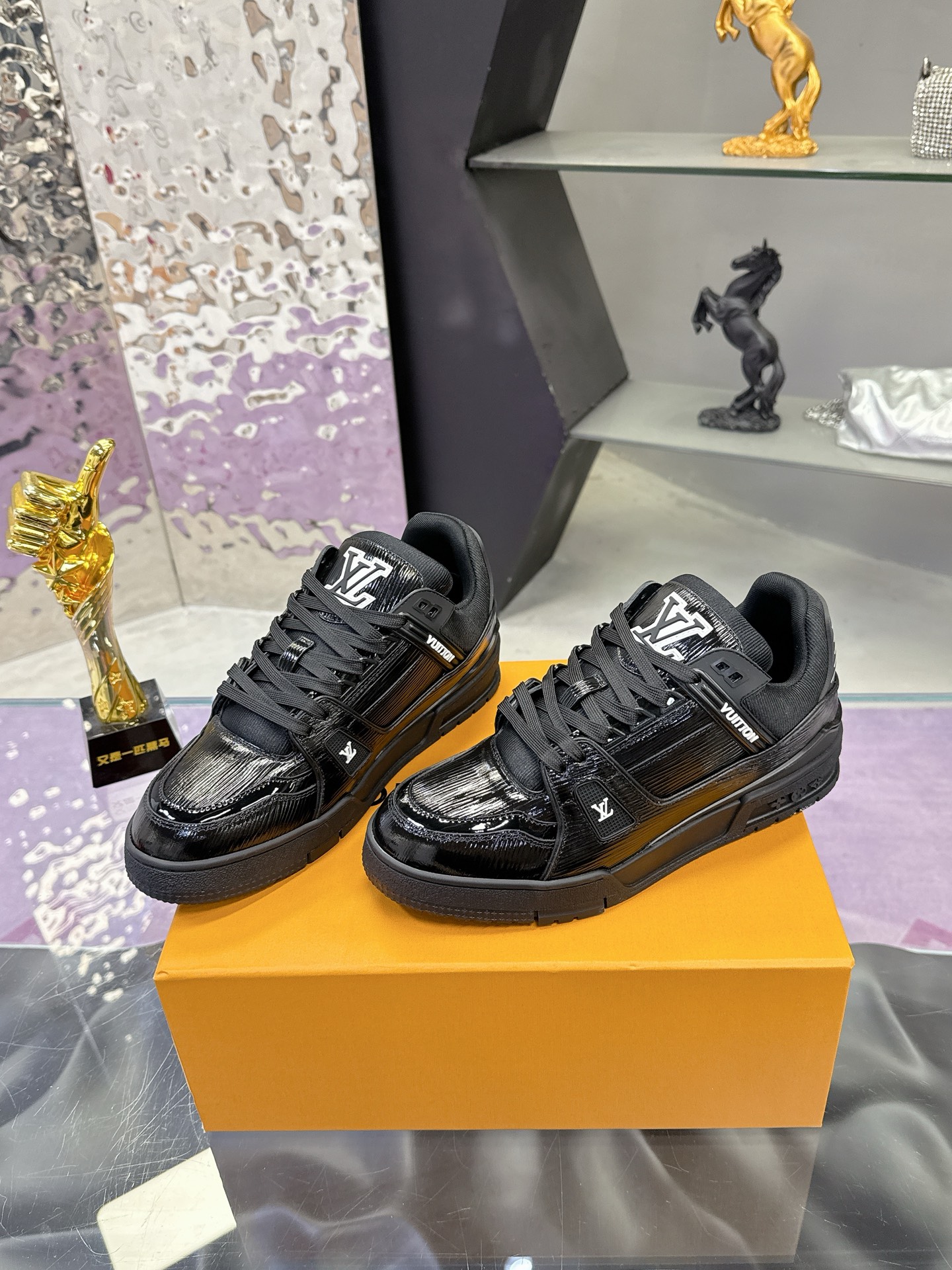 Louis Vuitton LV Trainer Maxi运动鞋将成衣系列的宽松廓形引入VirgilAbloh笔下的LVTrainer运动鞋设计