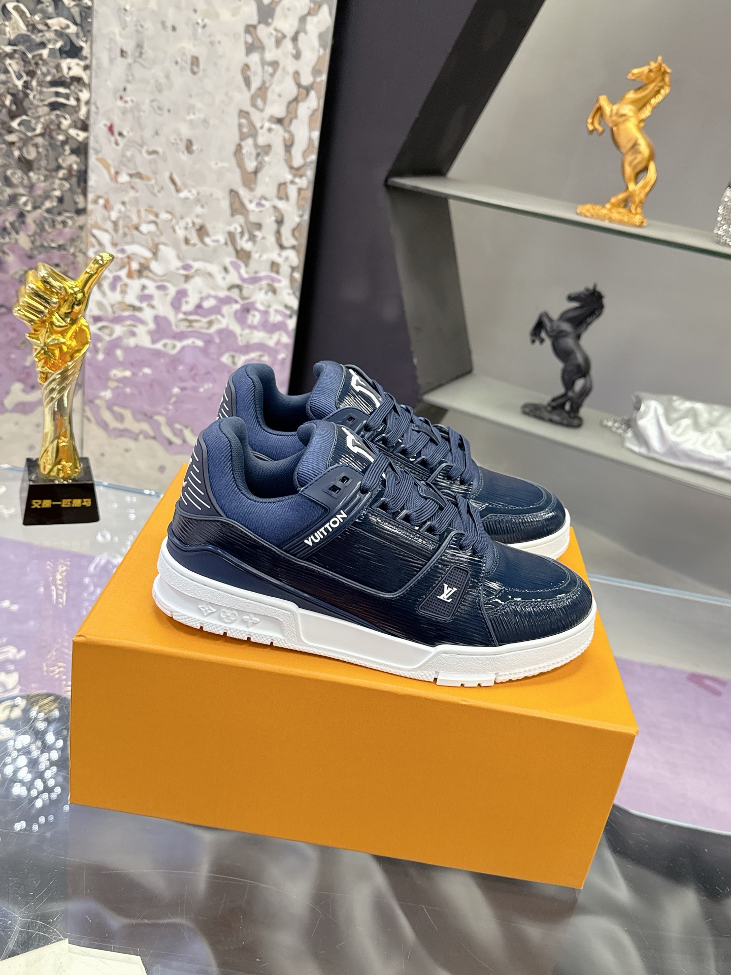 Louis Vuitton LV Trainer Maxi运动鞋将成衣系列的宽松廓形引入VirgilAbloh笔下的LVTrainer运动鞋设计