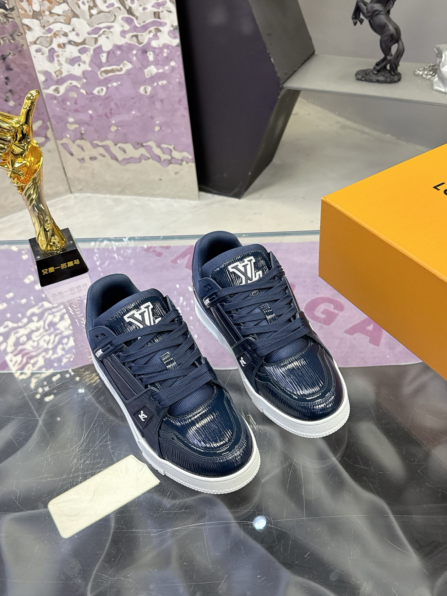 Louis Vuitton LV Trainer Maxi运动鞋将成衣系列的宽松廓形引入VirgilAbloh笔下的LVTrainer运动鞋设计