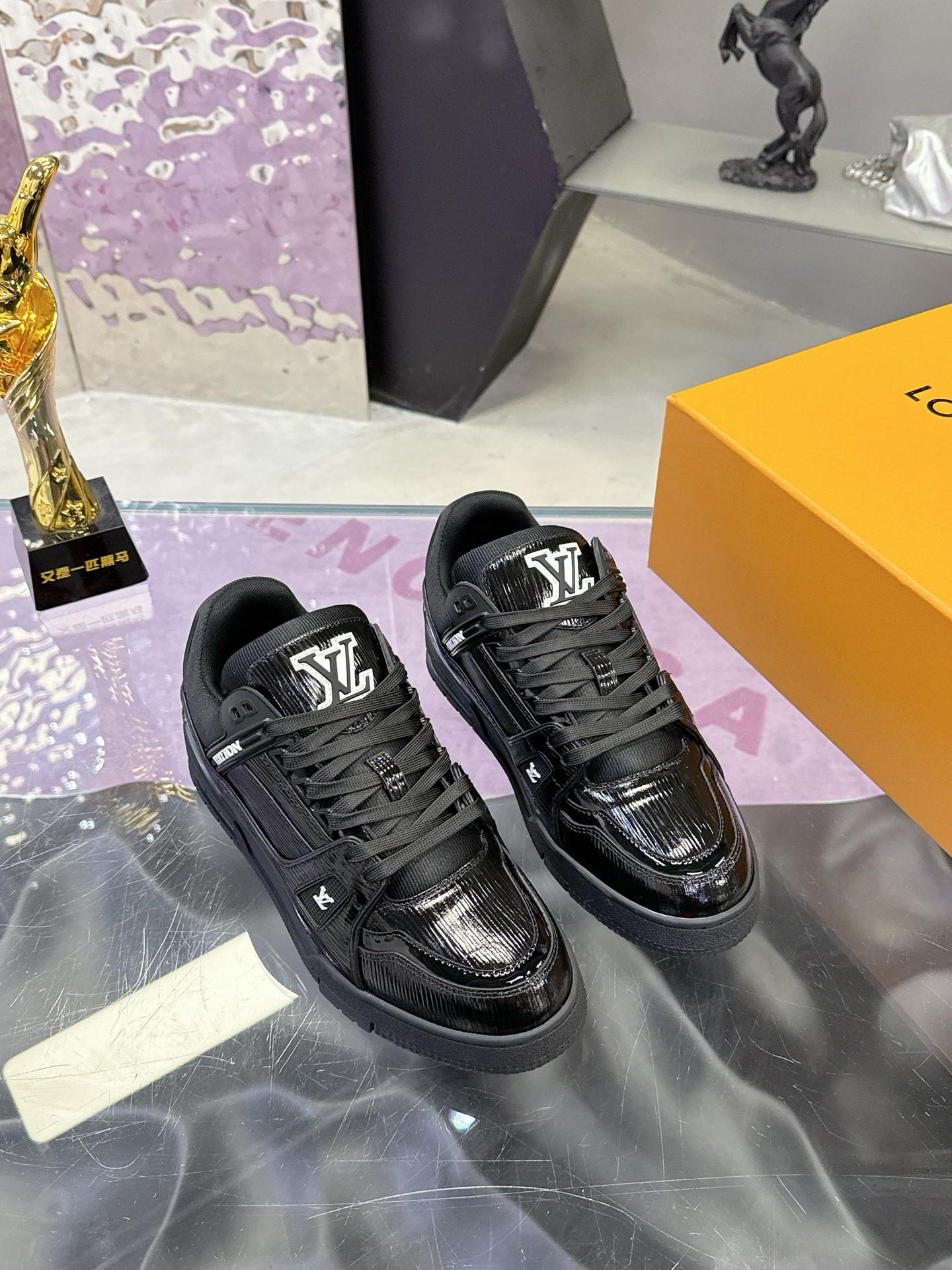 Louis Vuitton LV Trainer Maxi运动鞋将成衣系列的宽松廓形引入VirgilAbloh笔下的LVTrainer运动鞋设计