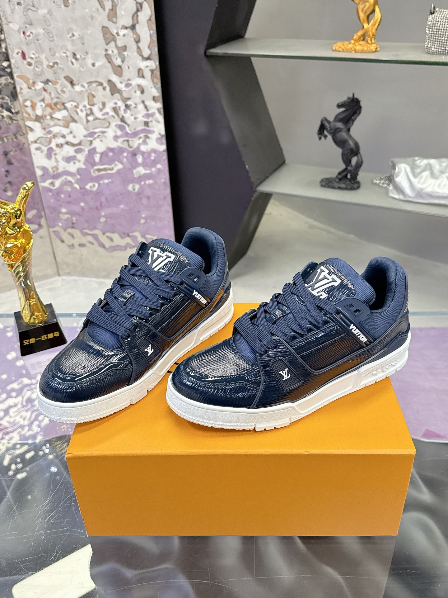Louis Vuitton LV Trainer Maxi运动鞋将成衣系列的宽松廓形引入VirgilAbloh笔下的LVTrainer运动鞋设计