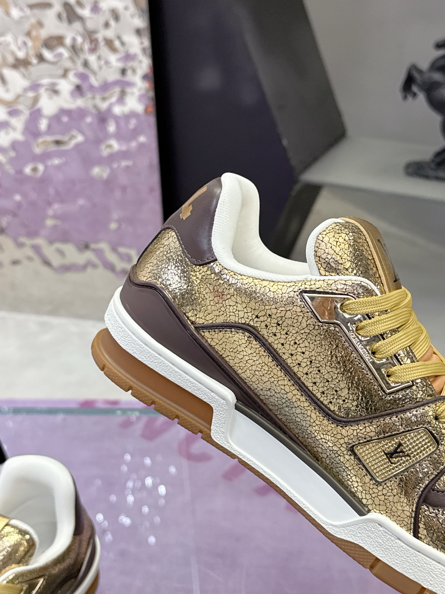 Louis Vuitton LV Trainer Maxi运动鞋将成衣系列的宽松廓形引入VirgilAbloh笔下的LVTrainer运动鞋设计