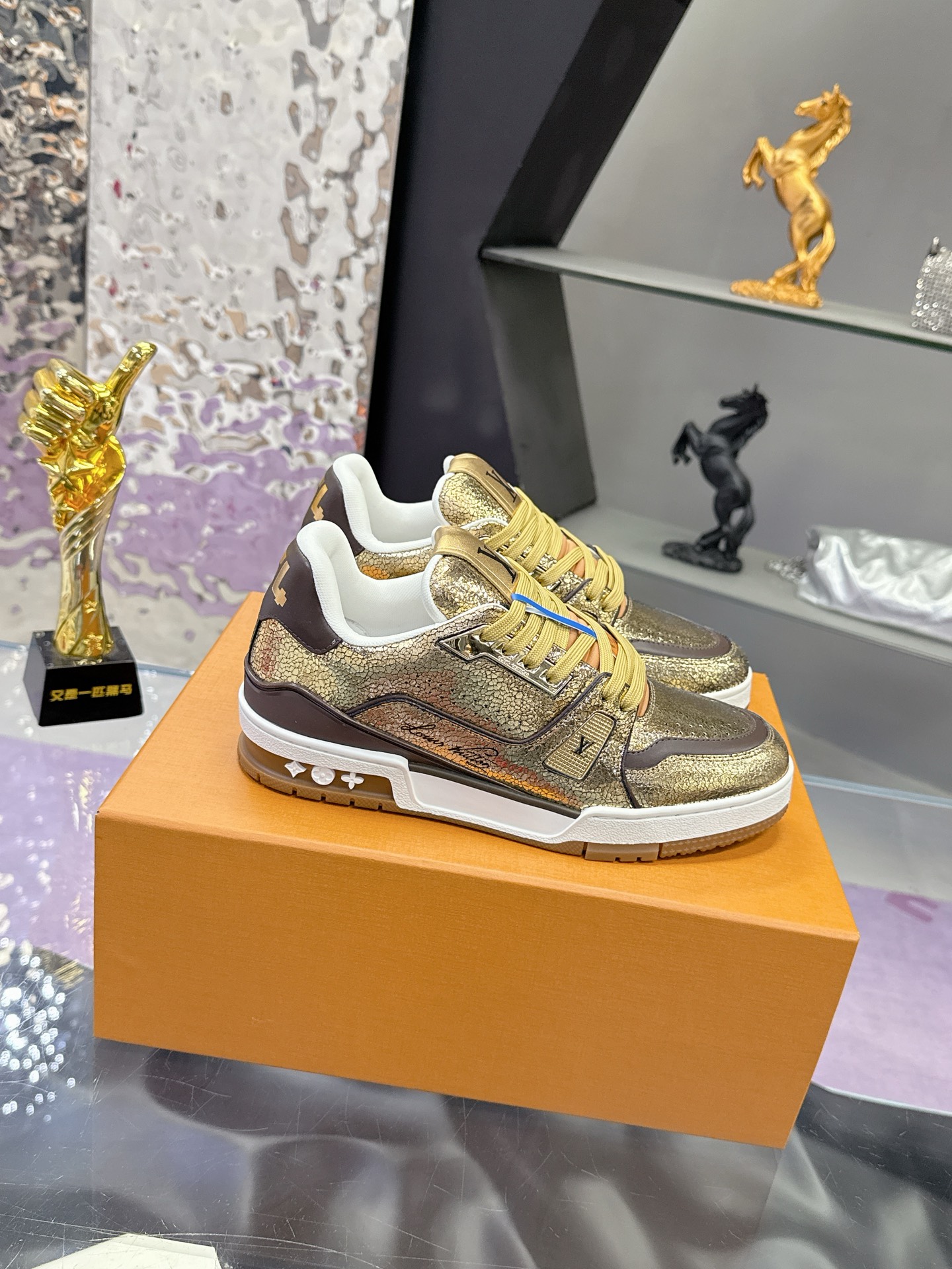 Louis Vuitton LV Trainer Maxi运动鞋将成衣系列的宽松廓形引入VirgilAbloh笔下的LVTrainer运动鞋设计