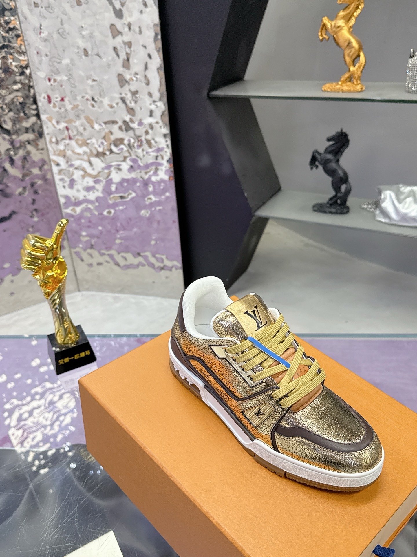 Louis Vuitton LV Trainer Maxi运动鞋将成衣系列的宽松廓形引入VirgilAbloh笔下的LVTrainer运动鞋设计