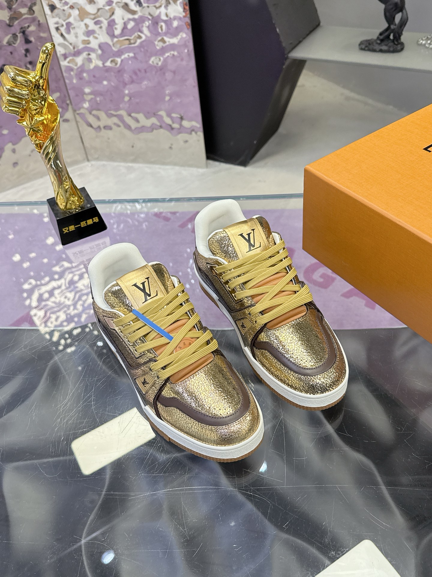 Louis Vuitton LV Trainer Maxi运动鞋将成衣系列的宽松廓形引入VirgilAbloh笔下的LVTrainer运动鞋设计