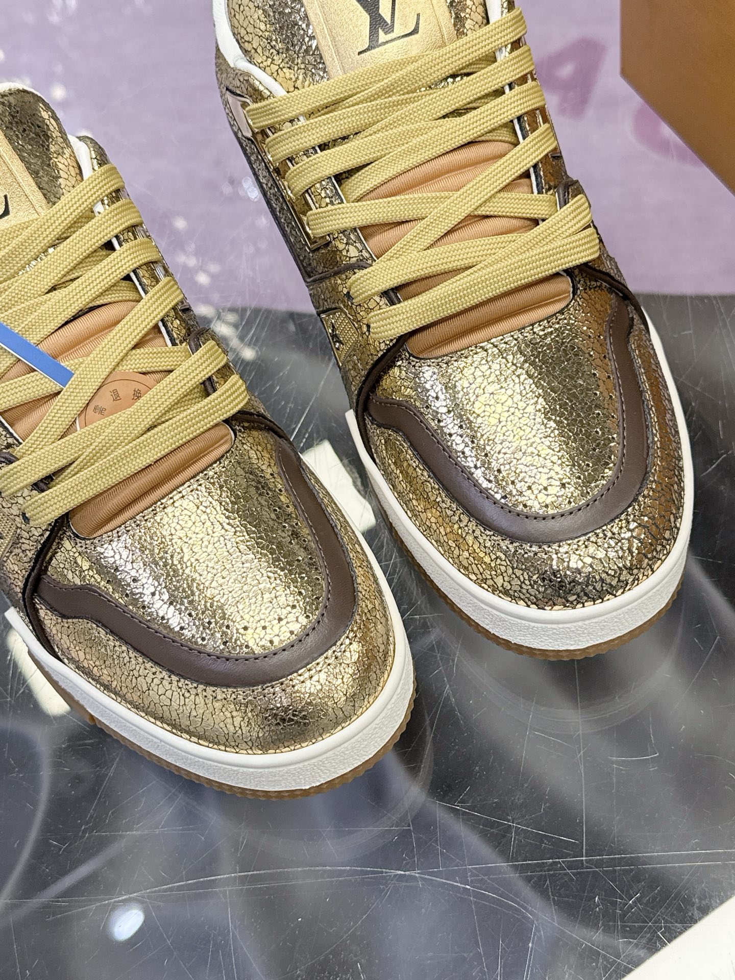Louis Vuitton LV Trainer Maxi运动鞋将成衣系列的宽松廓形引入VirgilAbloh笔下的LVTrainer运动鞋设计